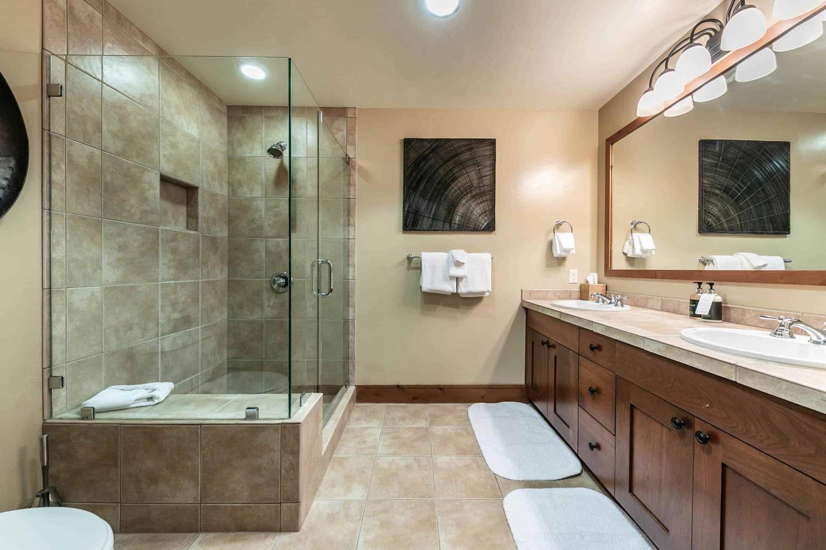 Lake Tahoe Vacations - Catamount Lodge 305 by East West Hospitality - Property Image 18