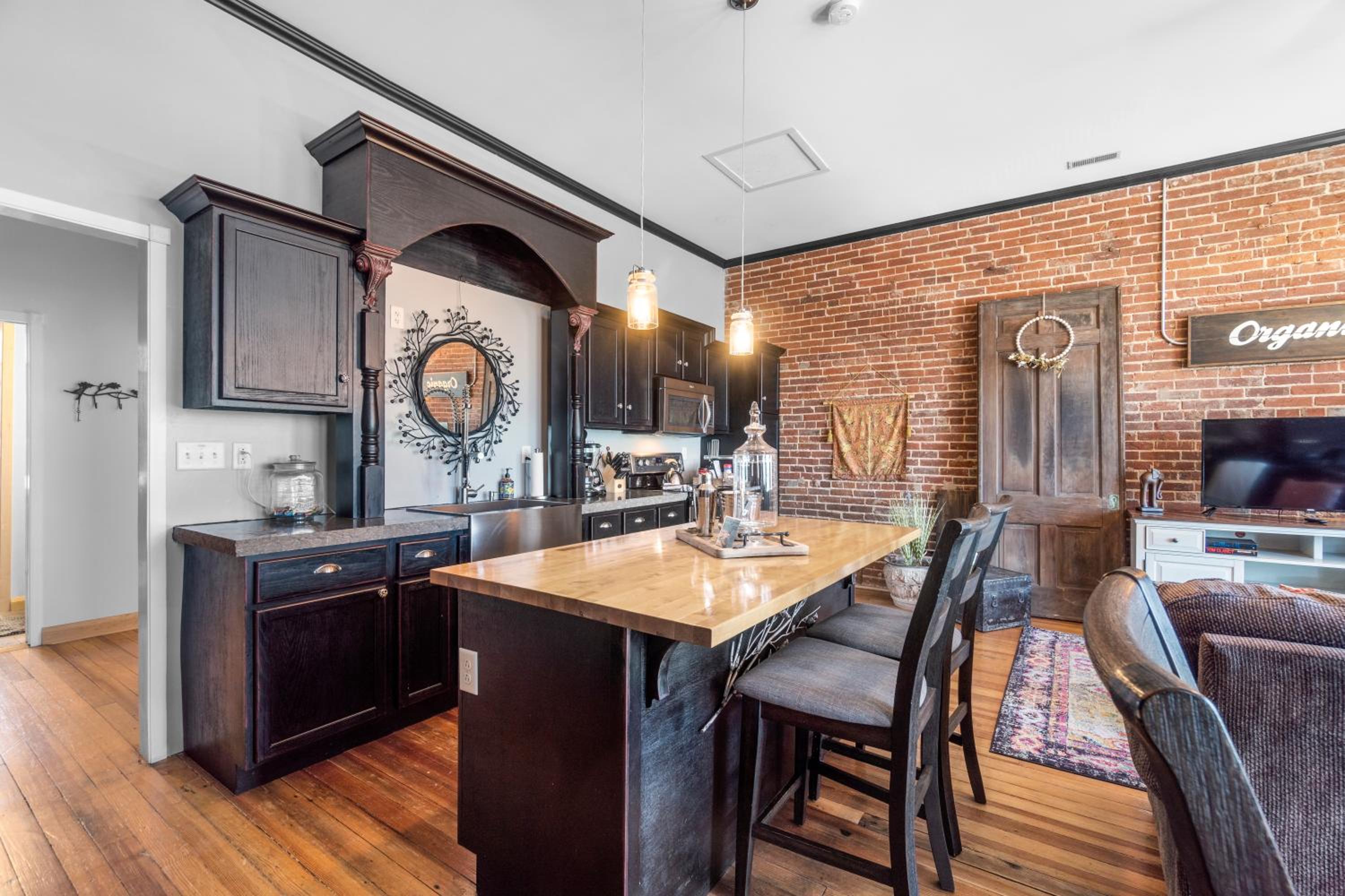 Downtown Loft Amazing Bath Tub & Shower #9 view 4