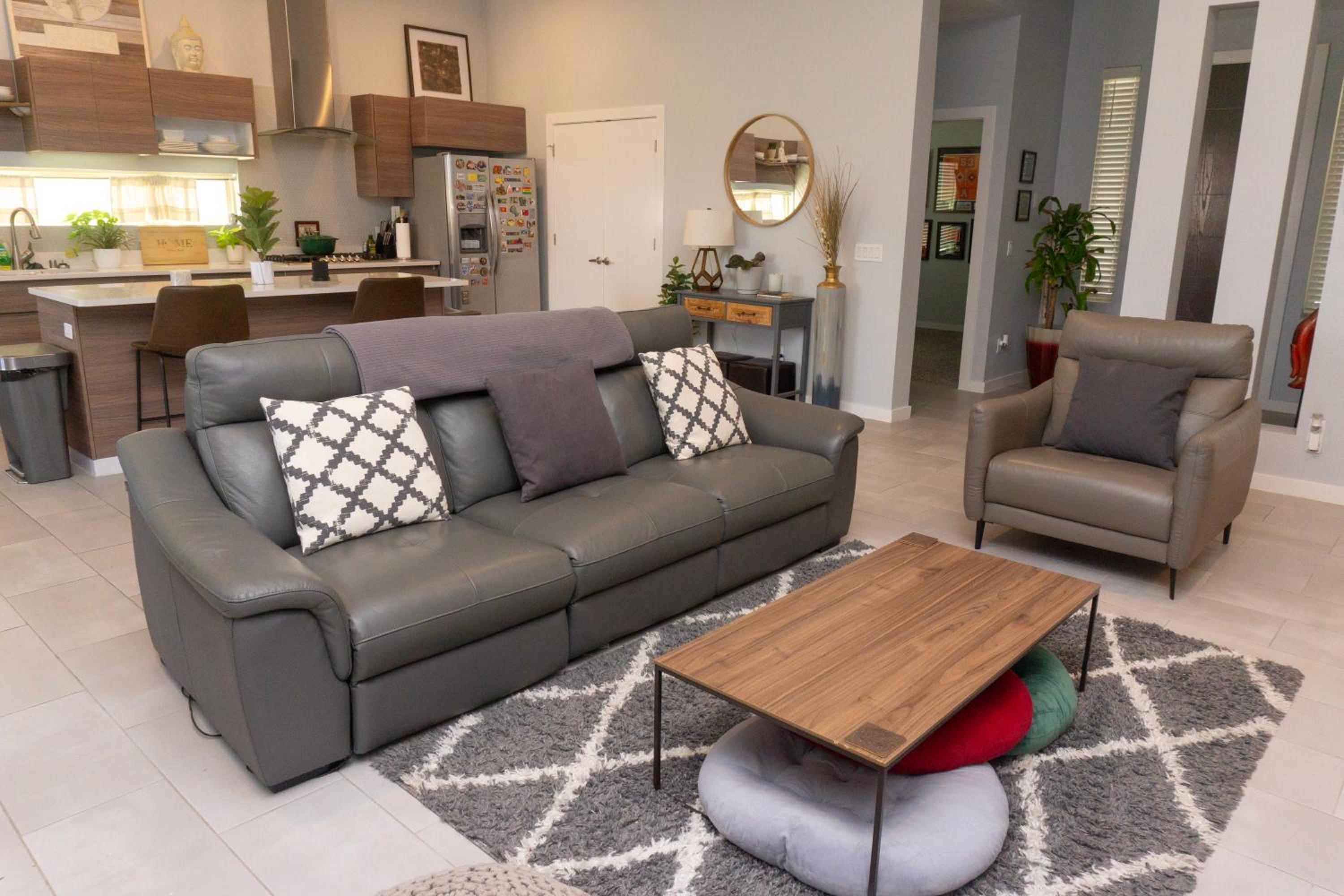 Modern Retreat by Golf Course - 3 Bedrooms and Office Space view 4