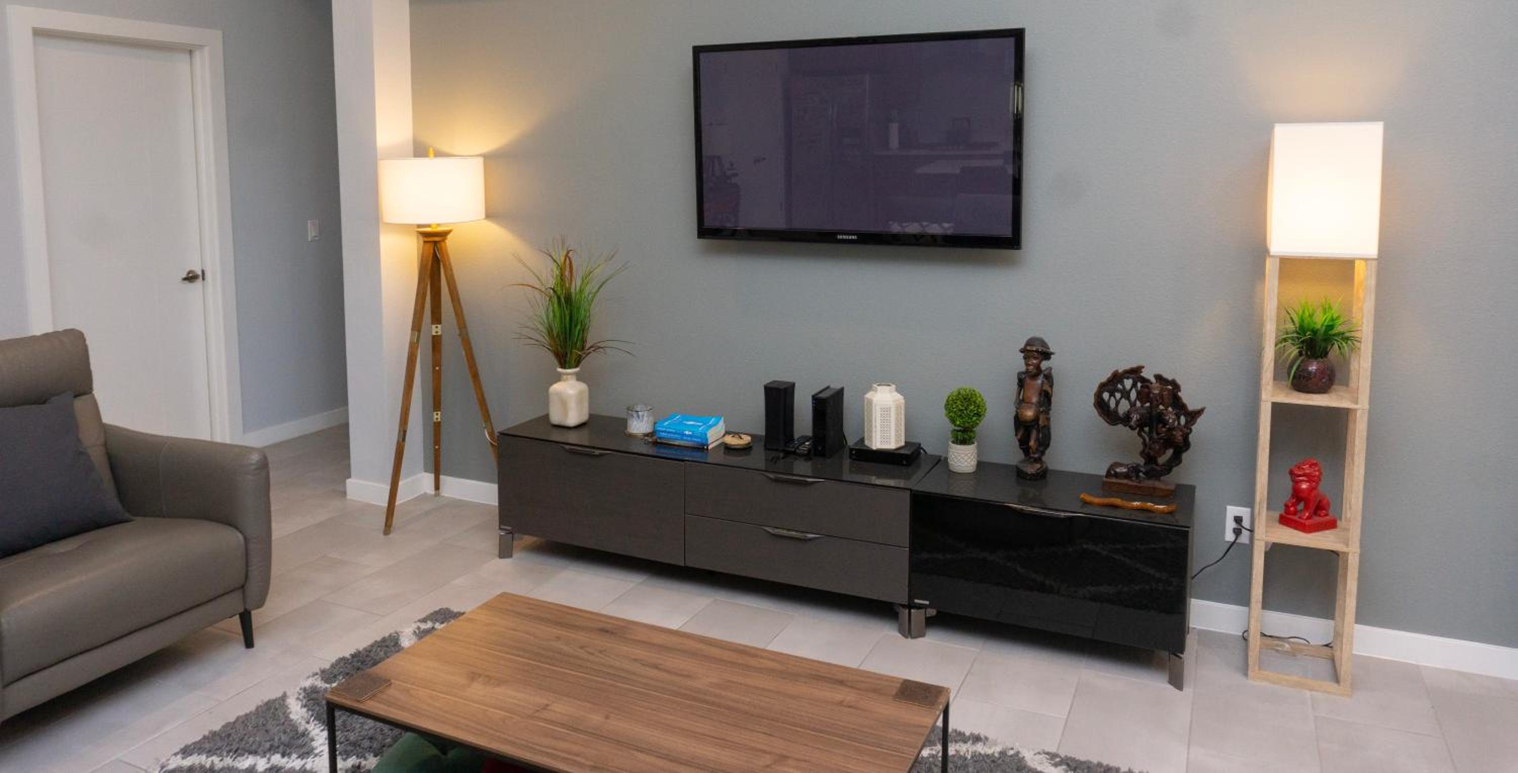 Modern Retreat by Golf Course - 3 Bedrooms and Office Space view 5