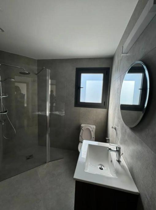 Maroulla's Modern & Spacious Family Home near the Beach