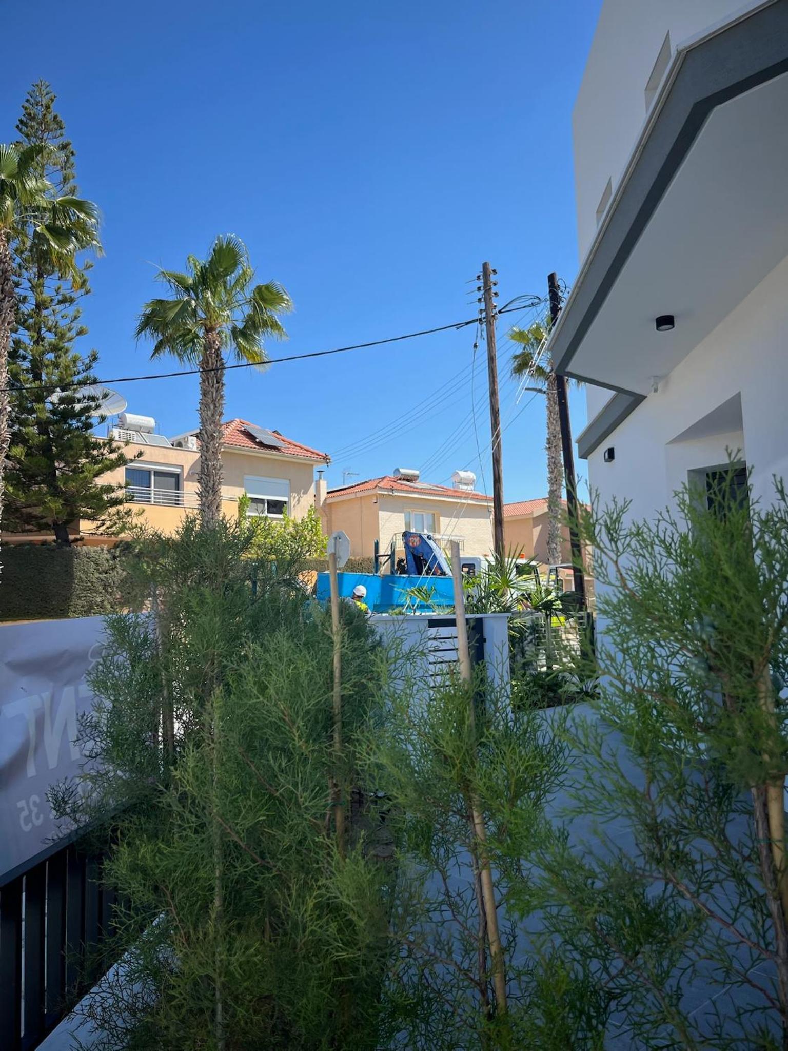 Maroulla's Modern & Spacious Family Home near the Beach