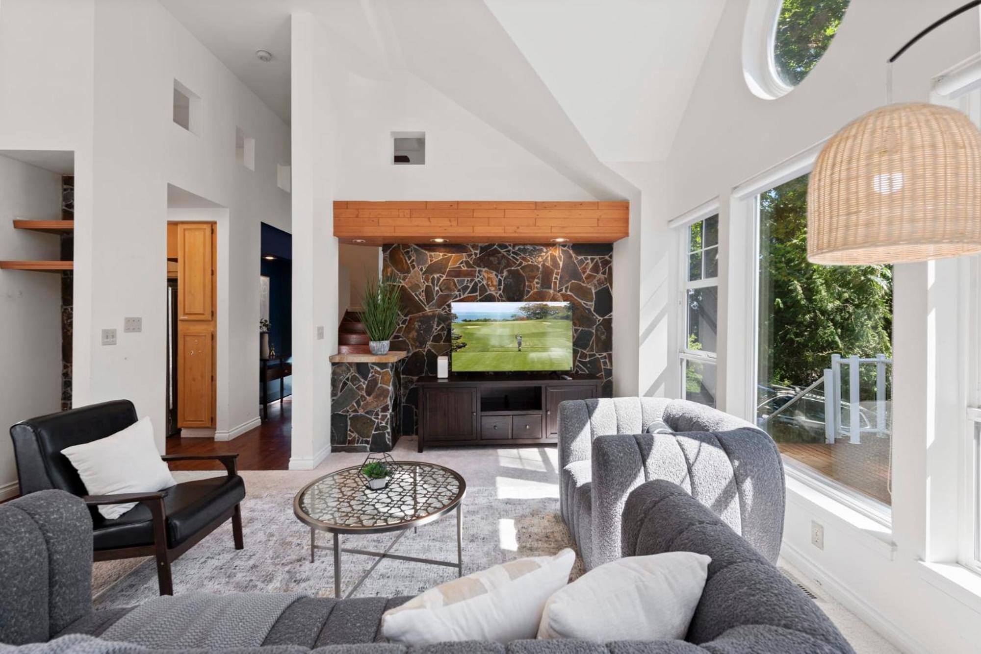 Stunning Sammamish Lake View Home near Weowna Park view 4