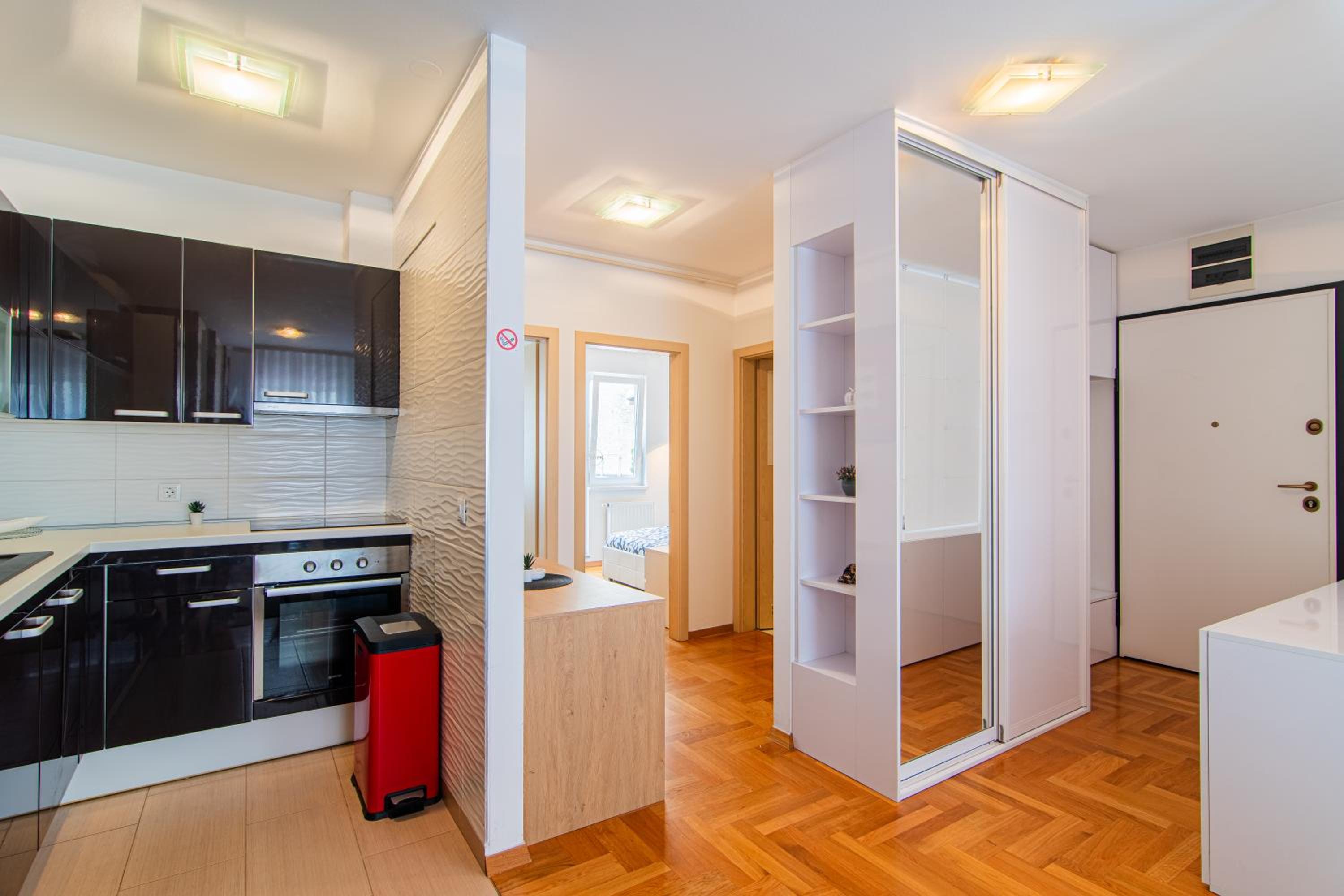 Flexible SelfCheckIns 97 - Zagreb - Garden - Parking- Loggia - 2 Bedrooms view 3