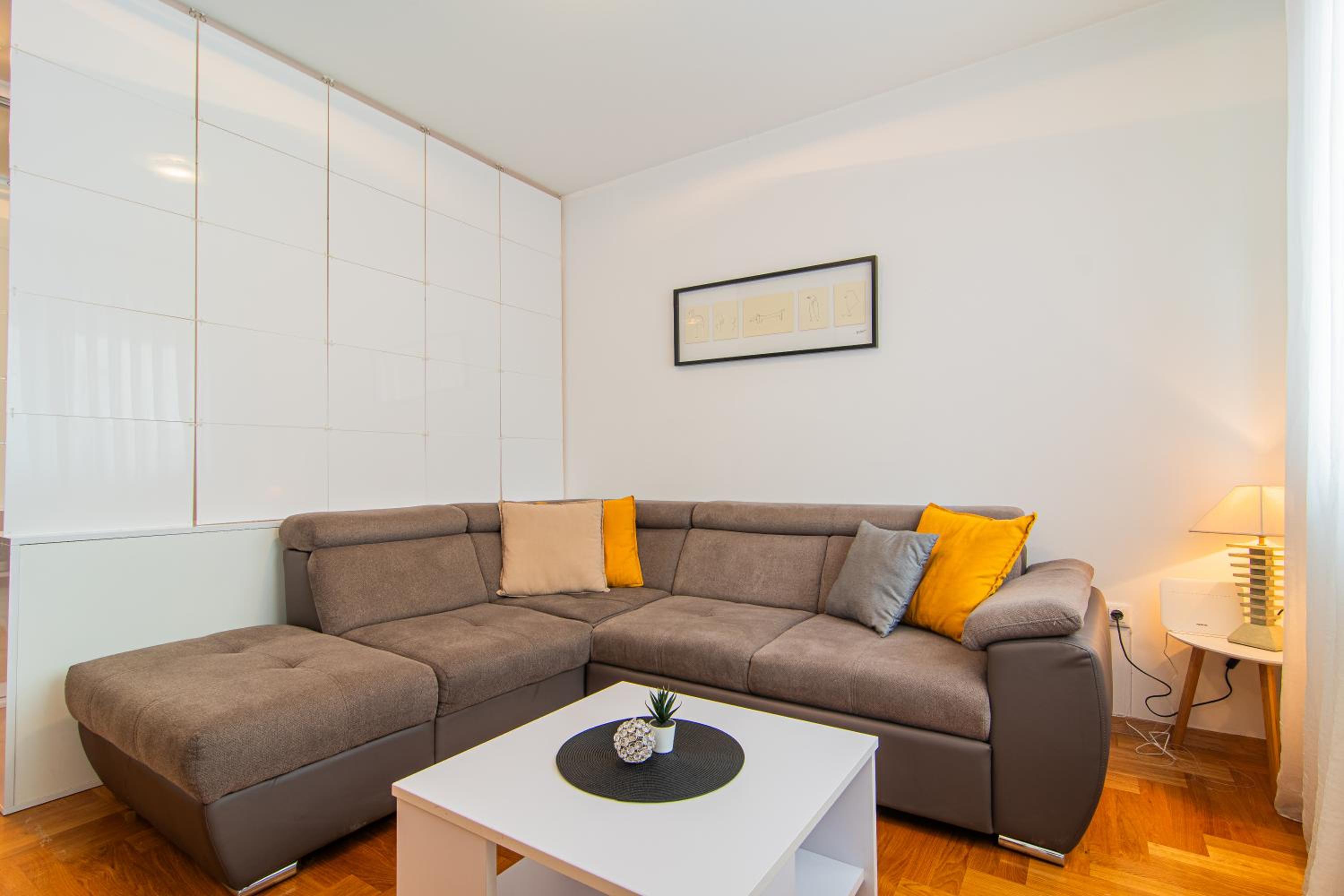 Flexible SelfCheckIns 97 - Zagreb - Garden - Parking- Loggia - 2 Bedrooms view 5