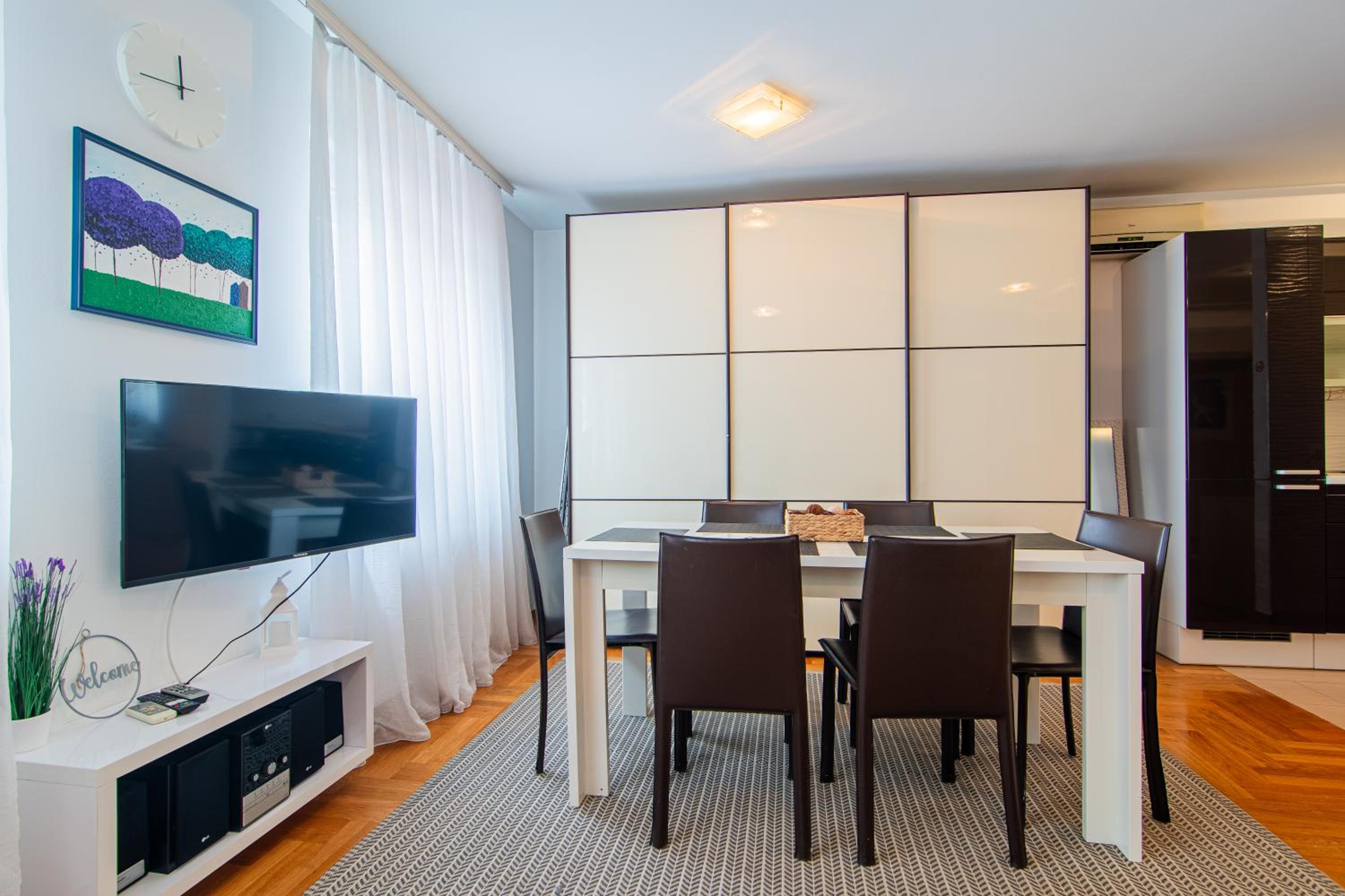 Flexible SelfCheckIns 97 - Zagreb - Garden - Parking- Loggia - 2 Bedrooms view 4