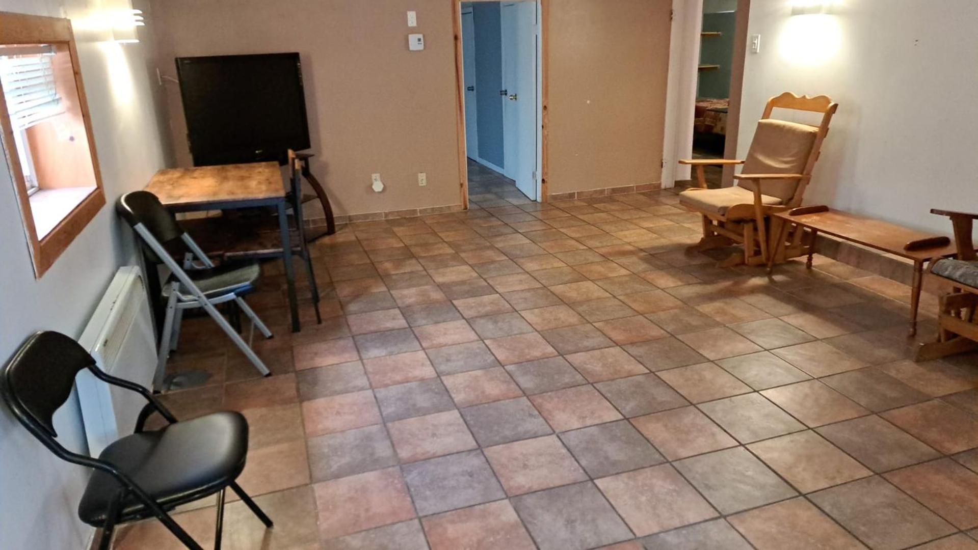 Le1226-Private Basement with WIFI and Free Parking