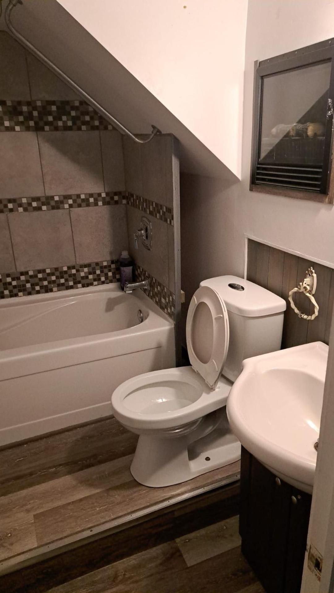 Le1226-Private Basement with WIFI and Free Parking