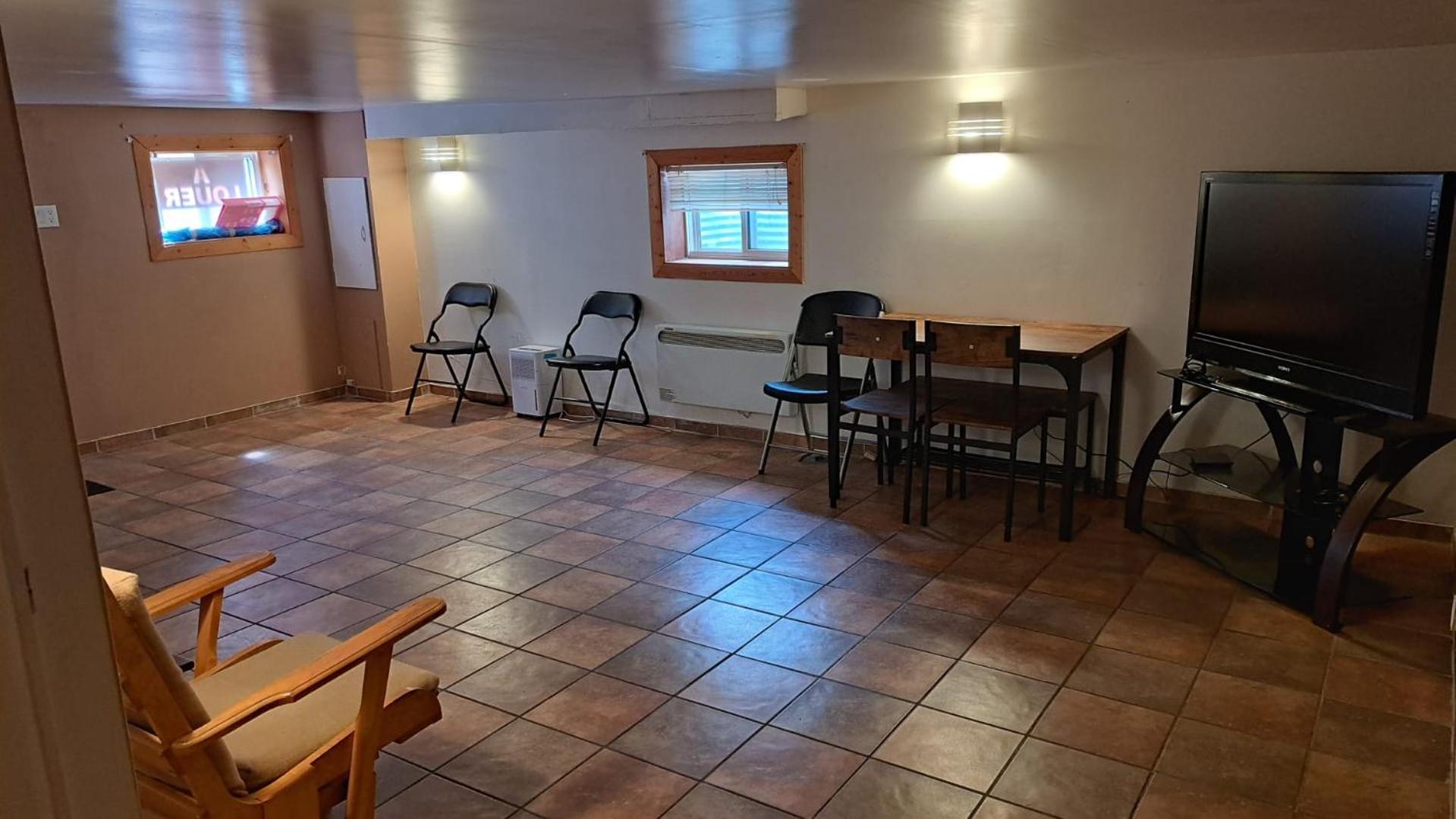 Le1226-Private Basement with WIFI and Free Parking