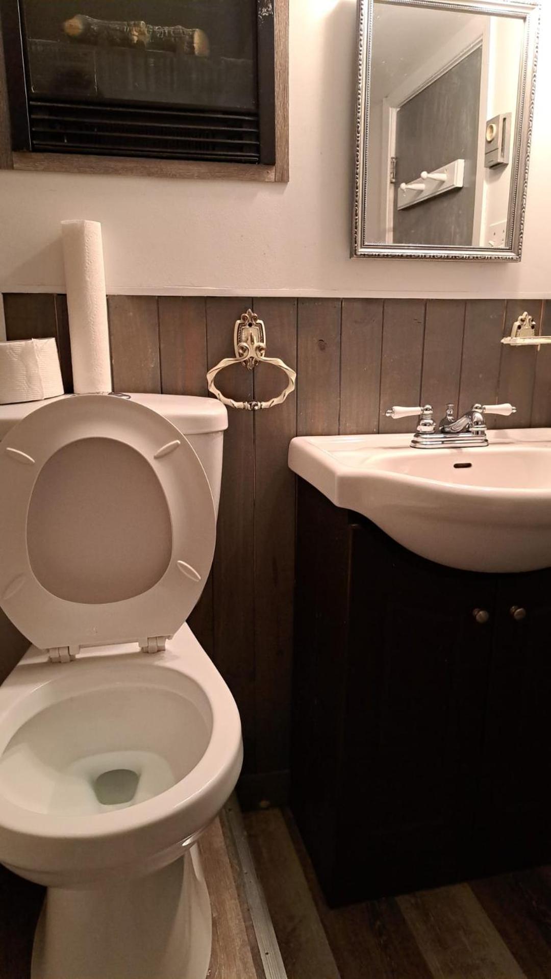Le1226-Private Basement with WIFI and Free Parking