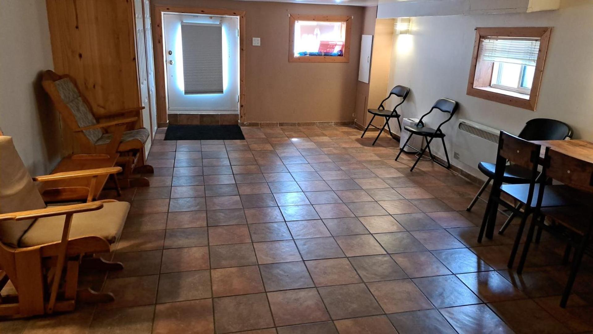 Le1226-Private Basement with WIFI and Free Parking