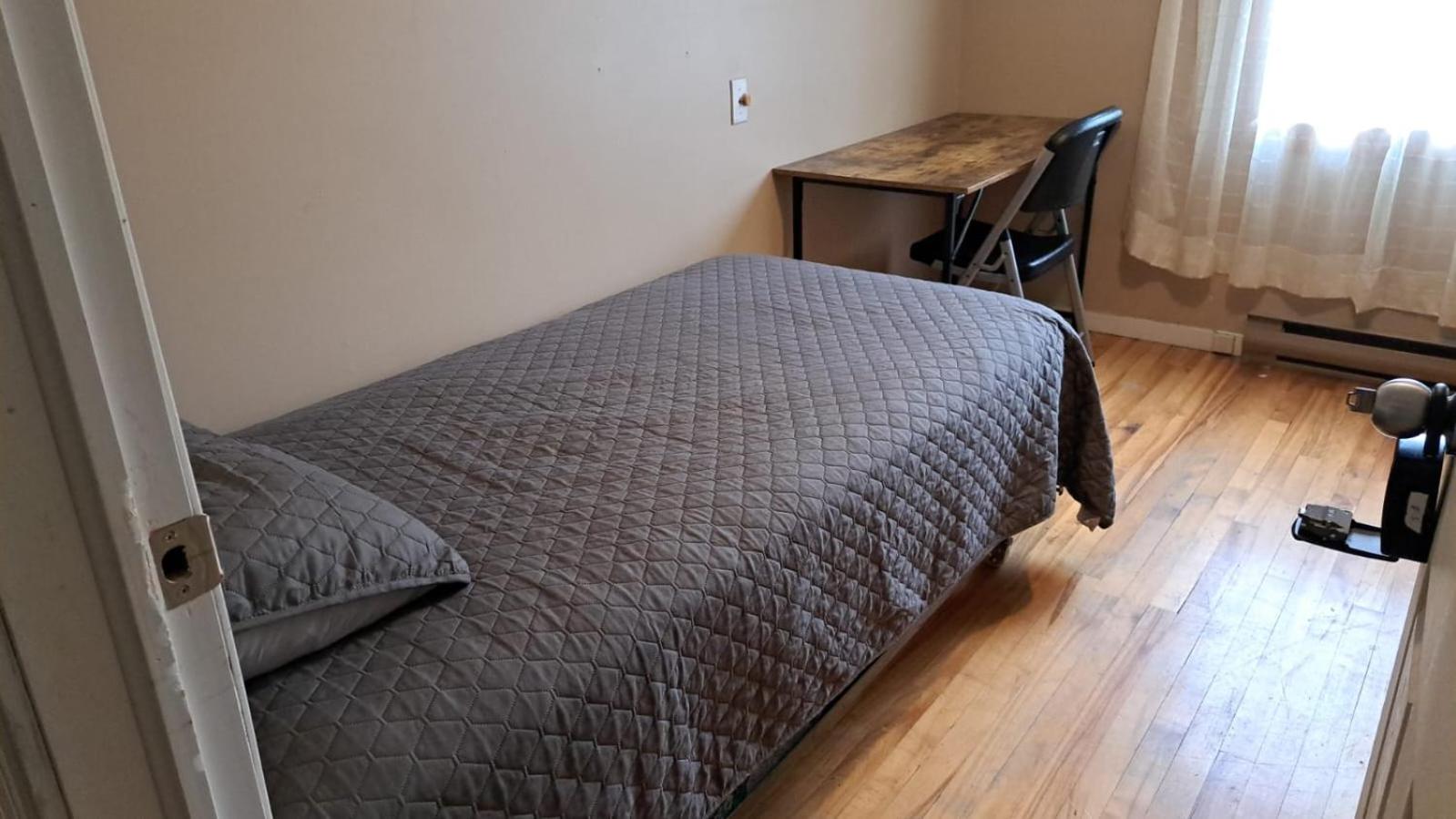 Le1226-Private Room 3 with Free WIFI and Parking