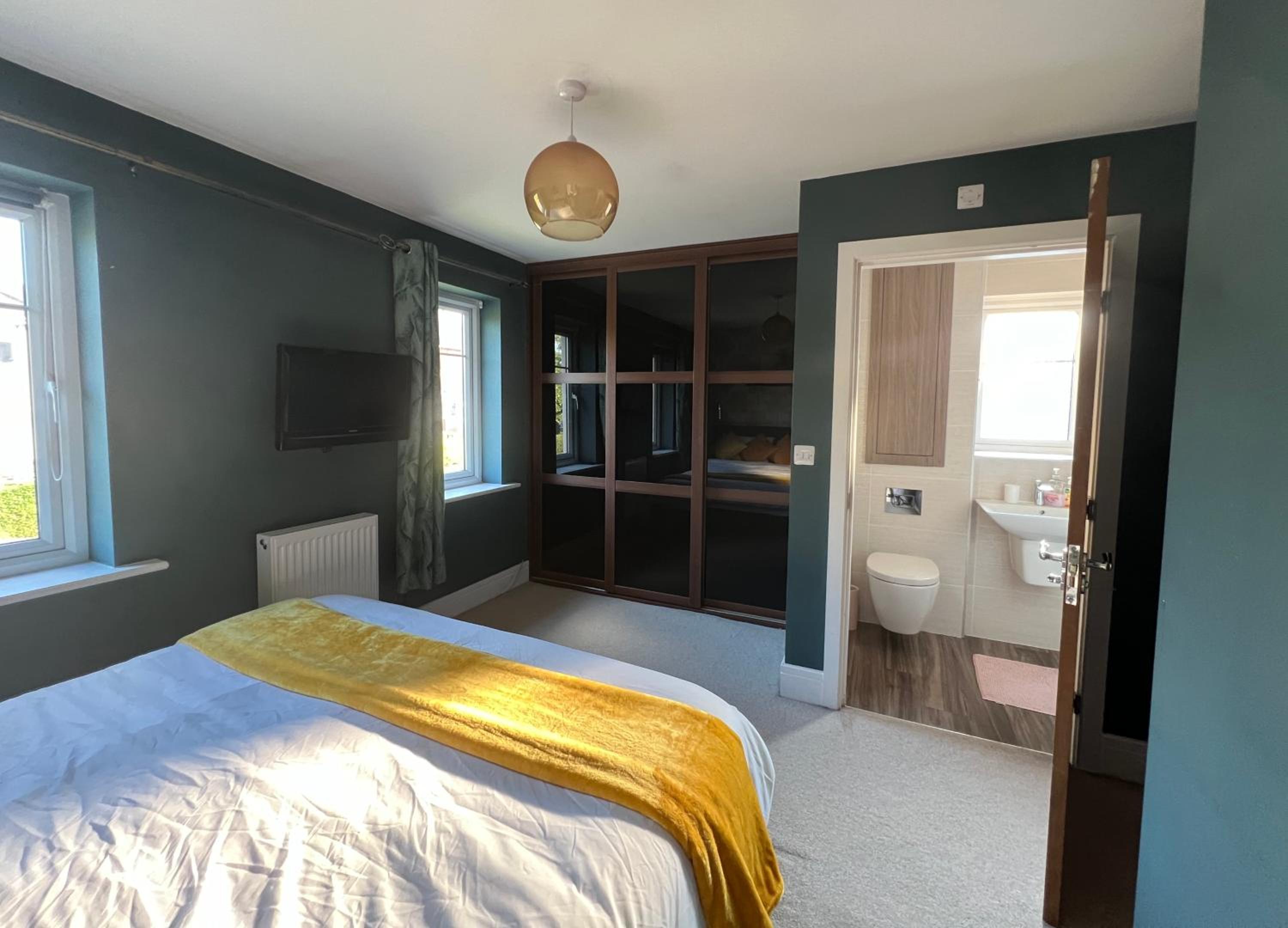 En-suite Room with Super King Size Bed - Free Wifi - Free Parking view 2