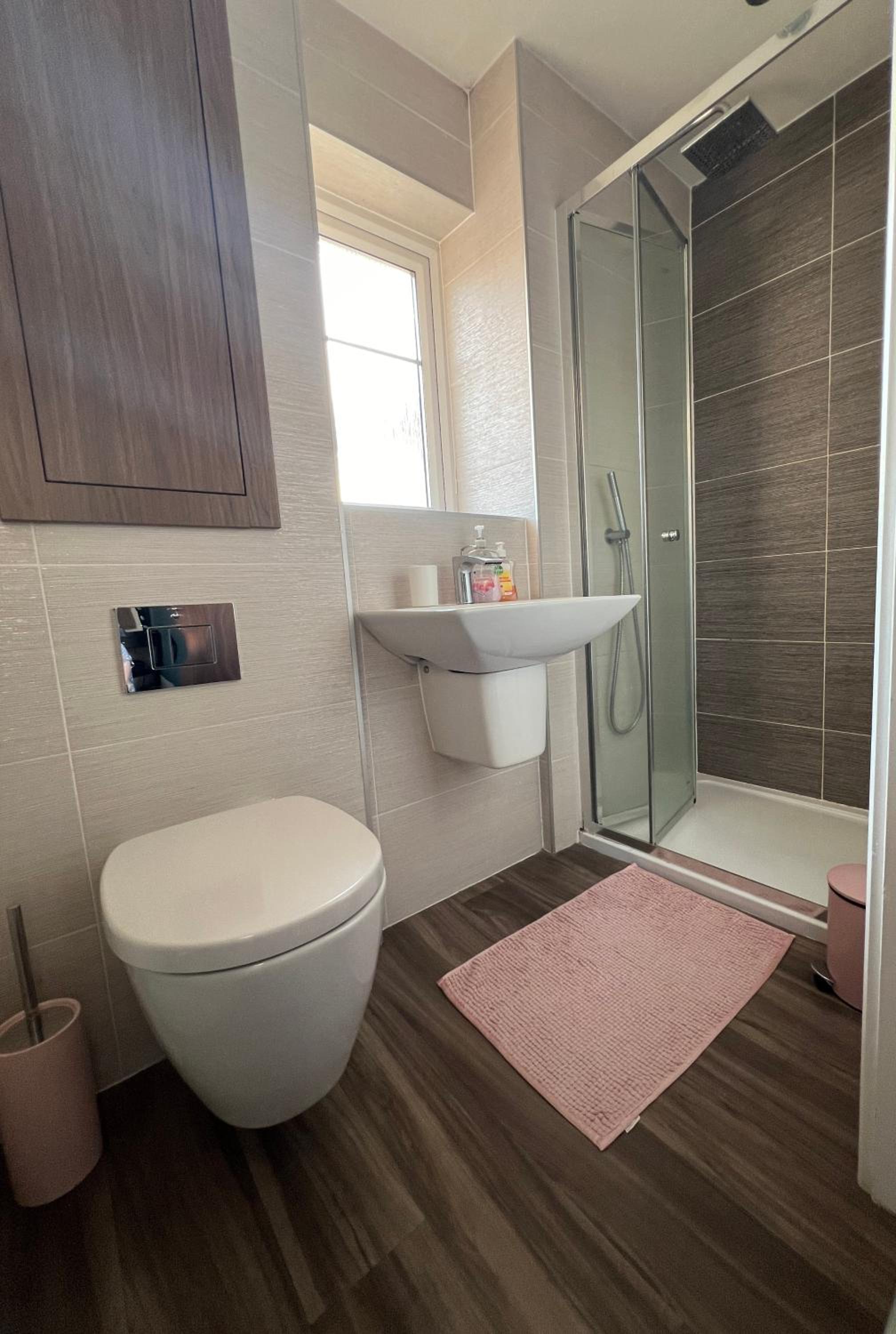 En-suite Room with Super King Size Bed - Free Wifi - Free Parking view 4