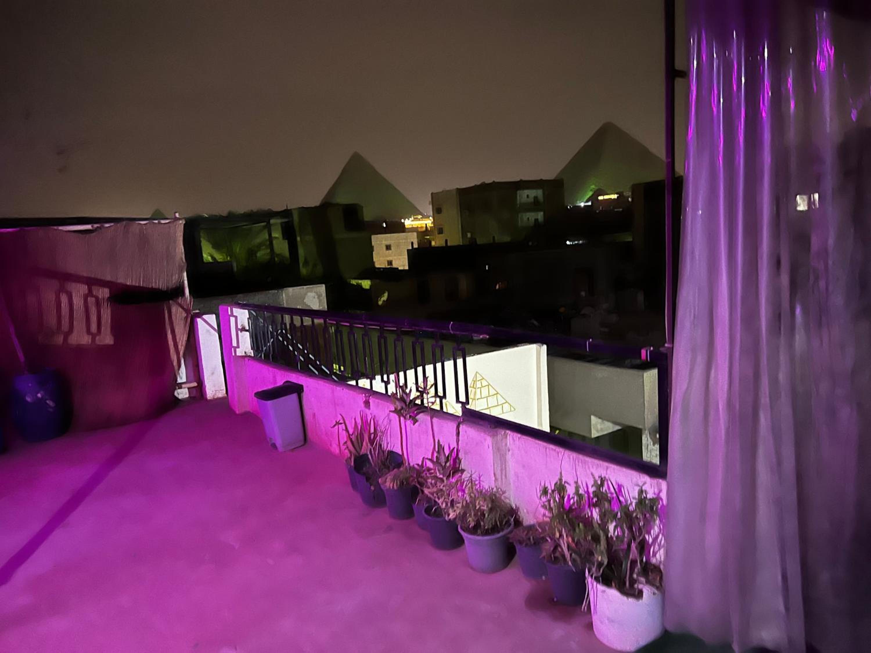 2 Jana Pyramids view inn