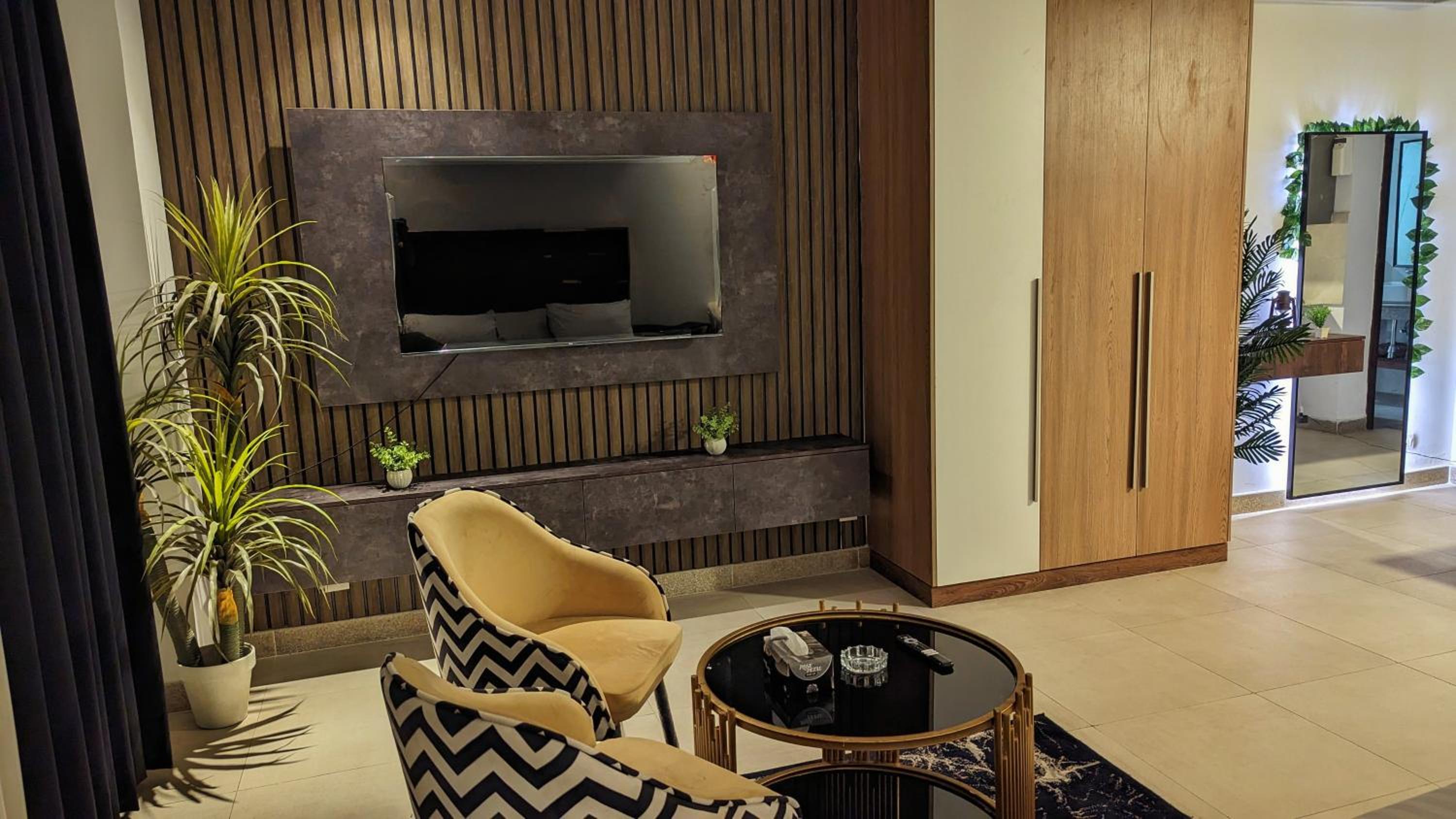 Alvis Suite - Modern Studio view 4