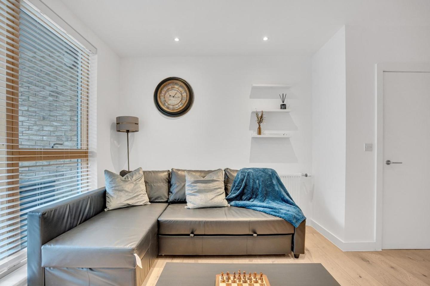 Modern 2-Bed Apartment in Greenwich - Prime Location Near Cutty Sark & Excellent Transport Links view 2