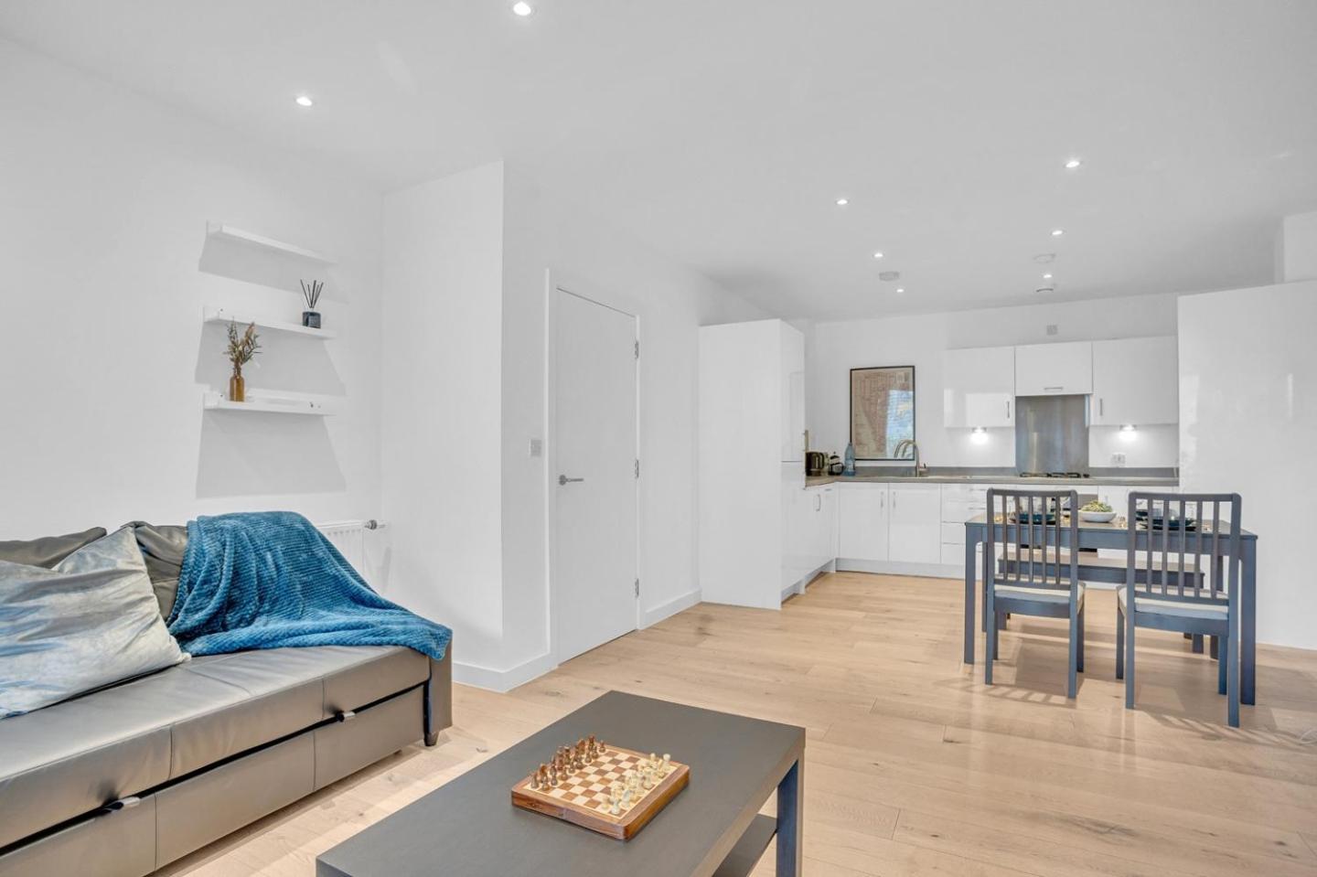 Modern 2-Bed Apartment in Greenwich - Prime Location Near Cutty Sark & Excellent Transport Links view 3