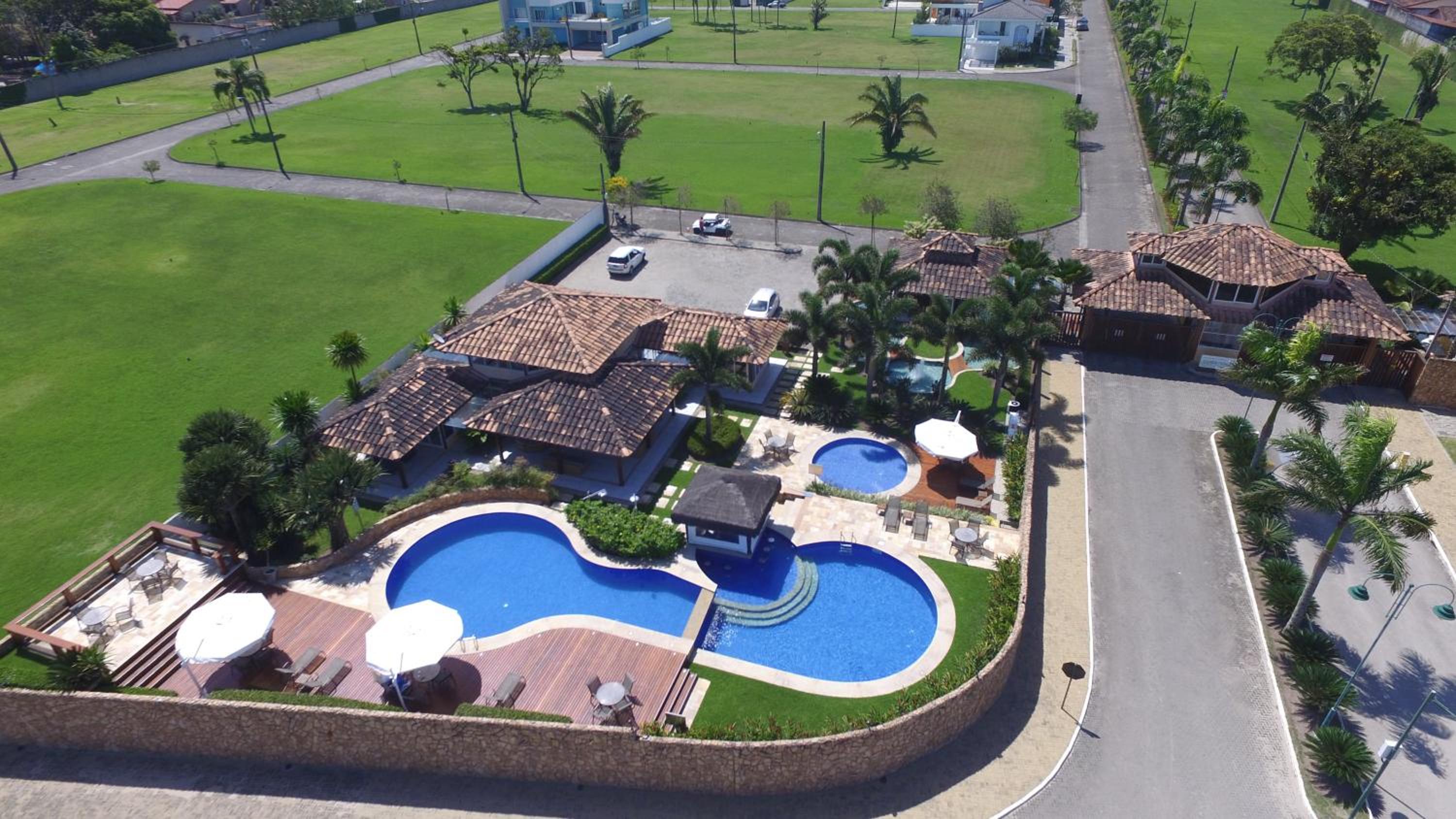 Casa com piscina em condomínio de frente à praia