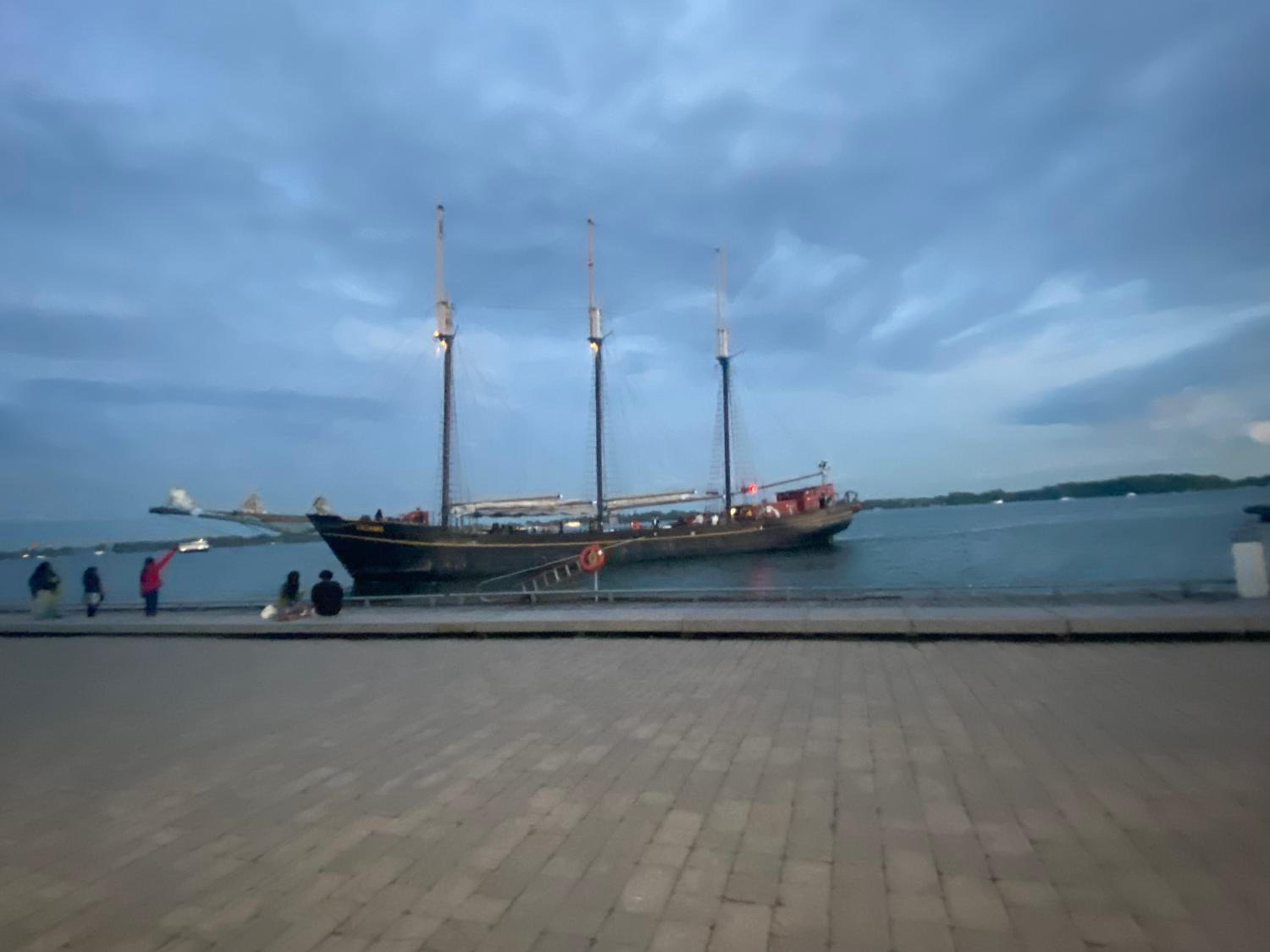 Million Dollar Lake-view - Harbourfront Spacious 2 bedroom- 2 bathroom Condo across the lake with stunning lake view with Free Parking! - Image 5