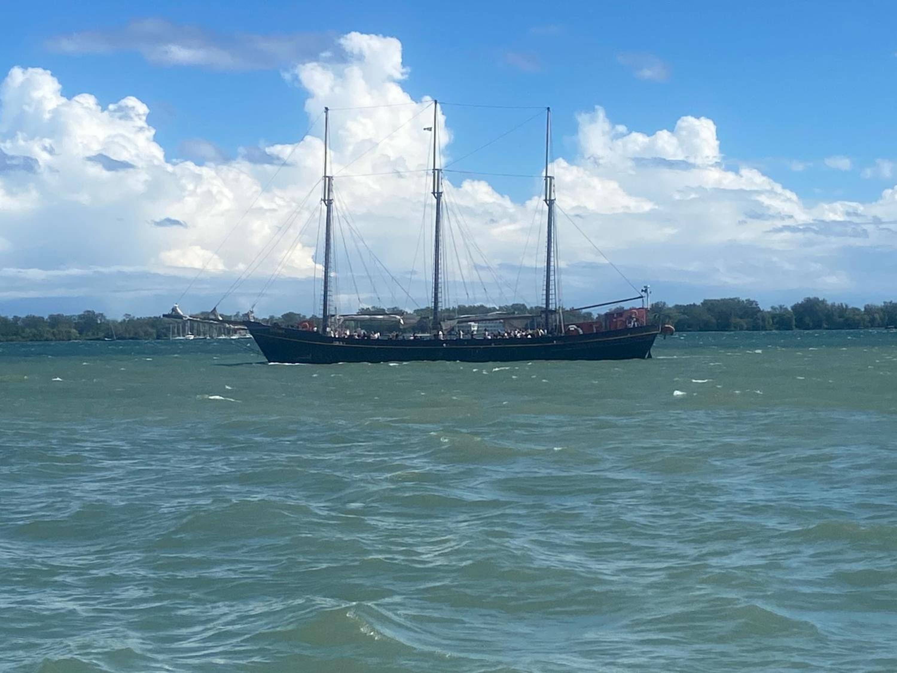 Million Dollar Lake-view - Harbourfront Spacious 2 bedroom- 2 bathroom Condo across the lake with stunning lake view with Free Parking! - Image 4