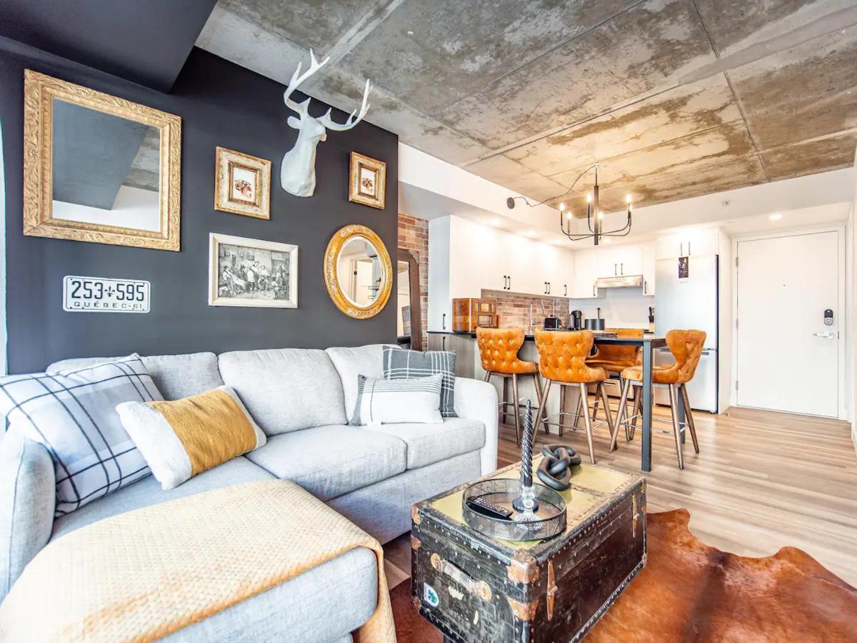 Rustic, Downtown Quebec, Rooftop pool, 2 bedrooms AND 2 bathrooms -up to 6 guests