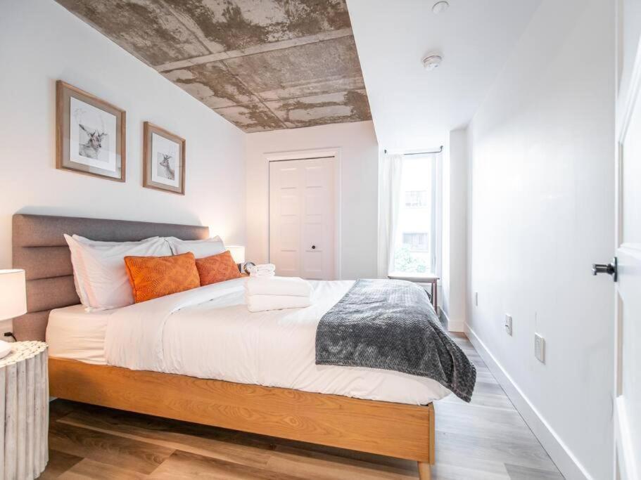 Rustic, Downtown Quebec, Rooftop pool, 2 bedrooms AND 2 bathrooms -up to 6 guests