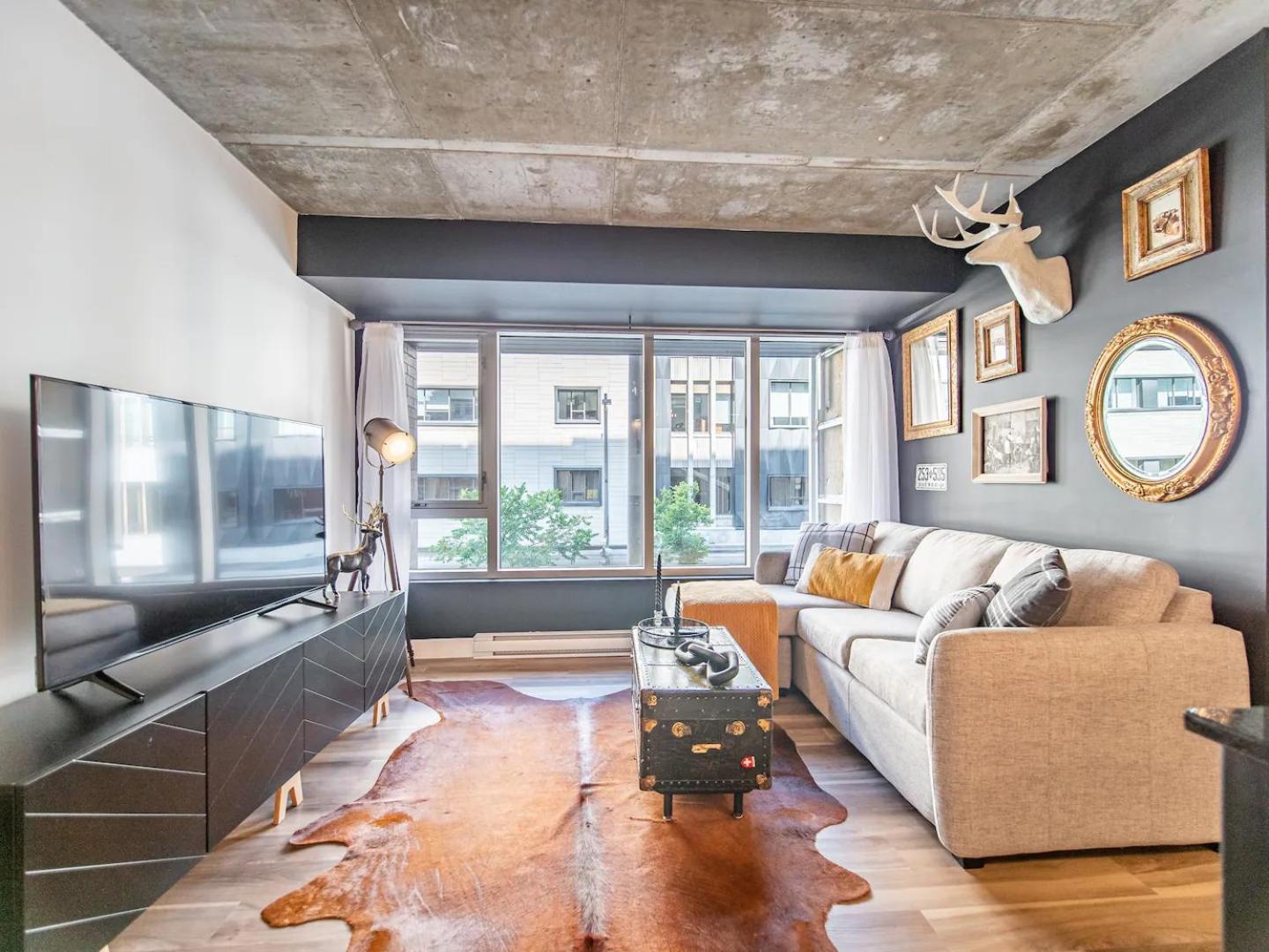 Rustic, Downtown Quebec, Rooftop pool, 2 bedrooms AND 2 bathrooms -up to 6 guests