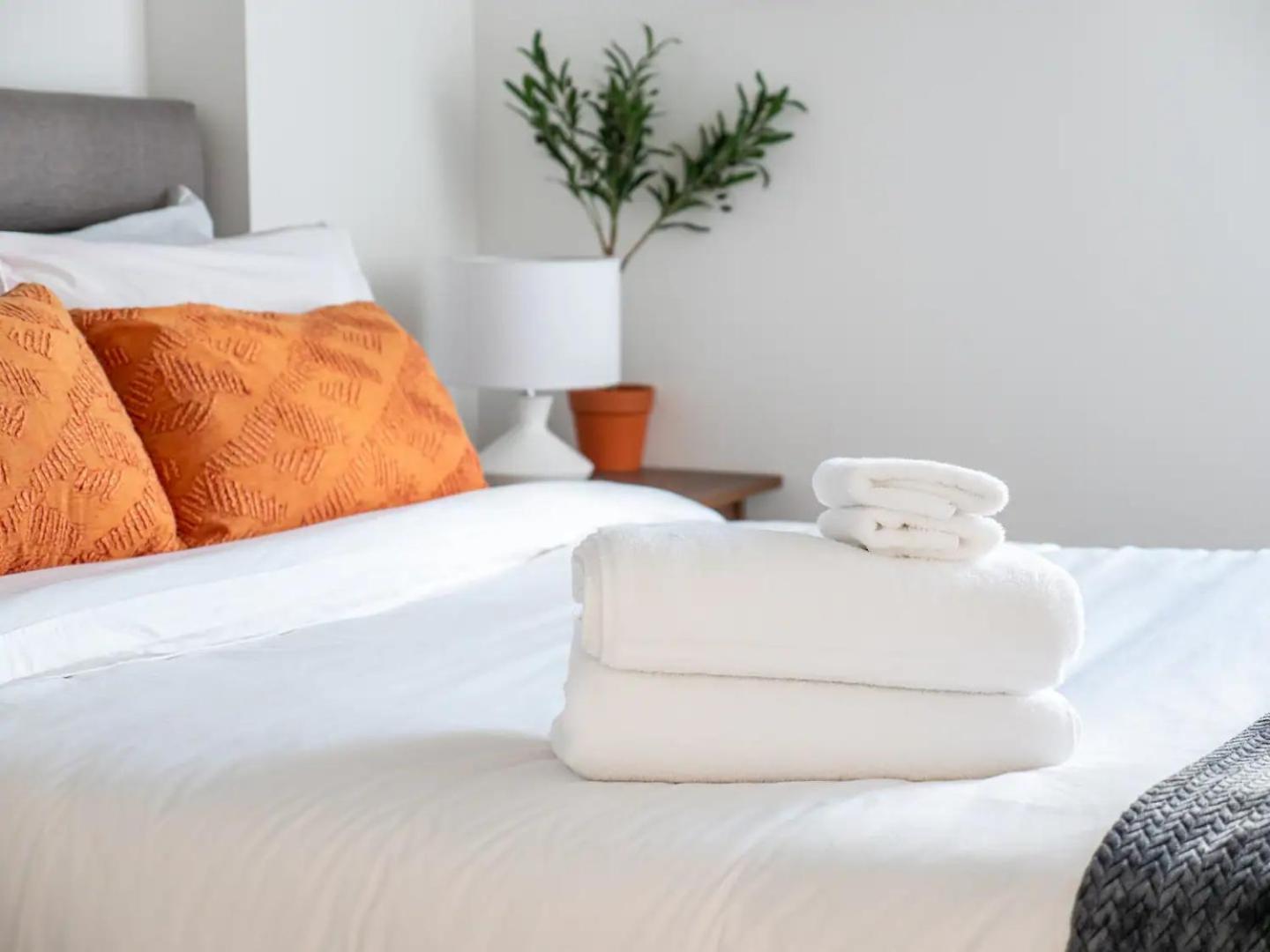 Rustic, Downtown Quebec, Rooftop pool, 2 bedrooms AND 2 bathrooms -up to 6 guests