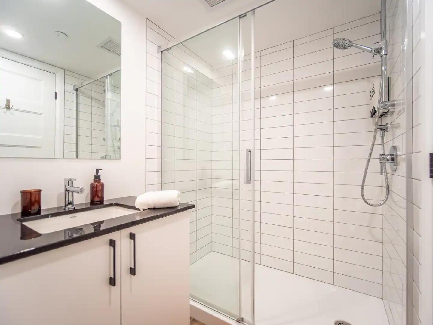 Rustic, Downtown Quebec, Rooftop pool, 2 bedrooms AND 2 bathrooms -up to 6 guests
