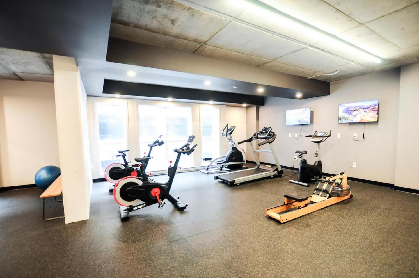 Rustic, Downtown Quebec, Rooftop pool, 2 bedrooms AND 2 bathrooms -up to 6 guests