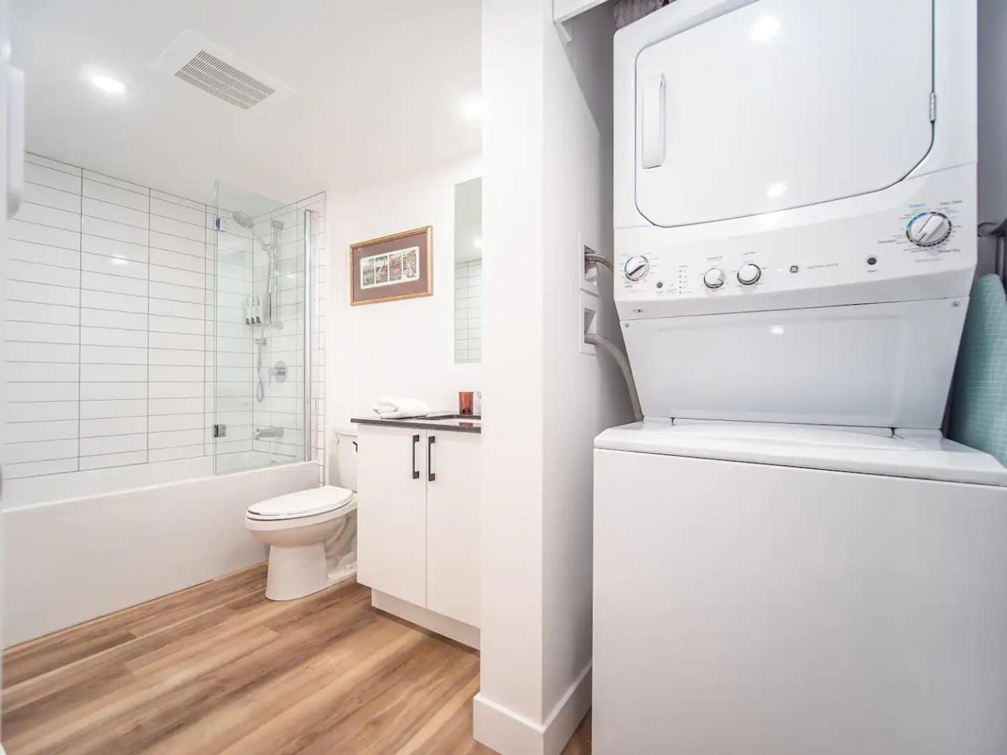 Rustic, Downtown Quebec, Rooftop pool, 2 bedrooms AND 2 bathrooms -up to 6 guests