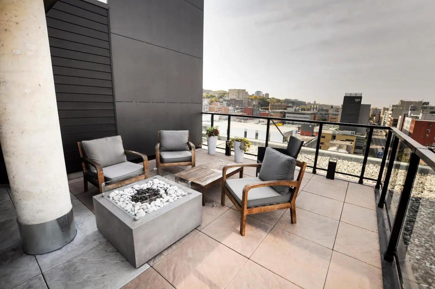 Rustic, Downtown Quebec, Rooftop pool, 2 bedrooms AND 2 bathrooms -up to 6 guests