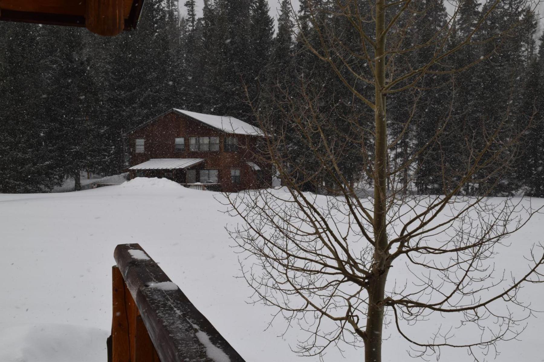 Hidden Valley Heaven - WiFi - Satellite - Washer - Dryer - Wood Stove - Semi-Secluded - Quiet Neighborhood - Beautiful Views view 4