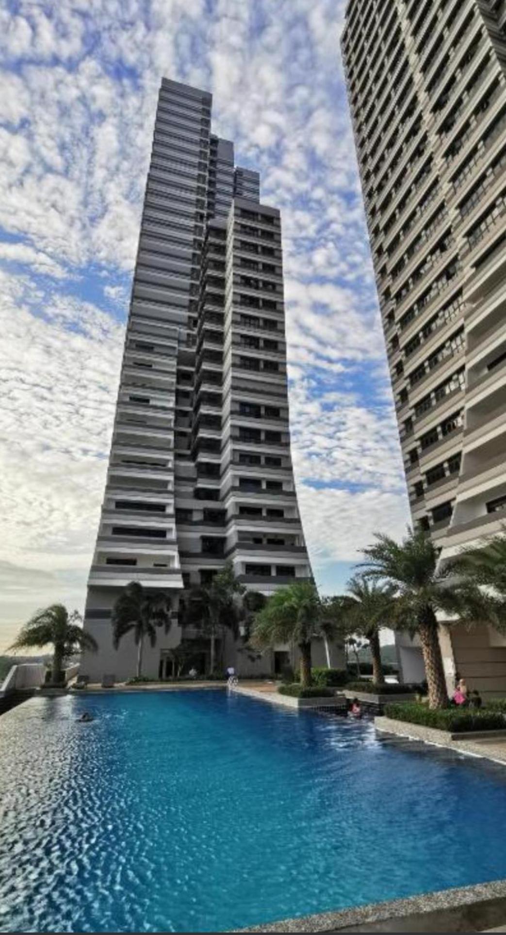Cosy Condo at Meridin Medini with Legoland view photo 2