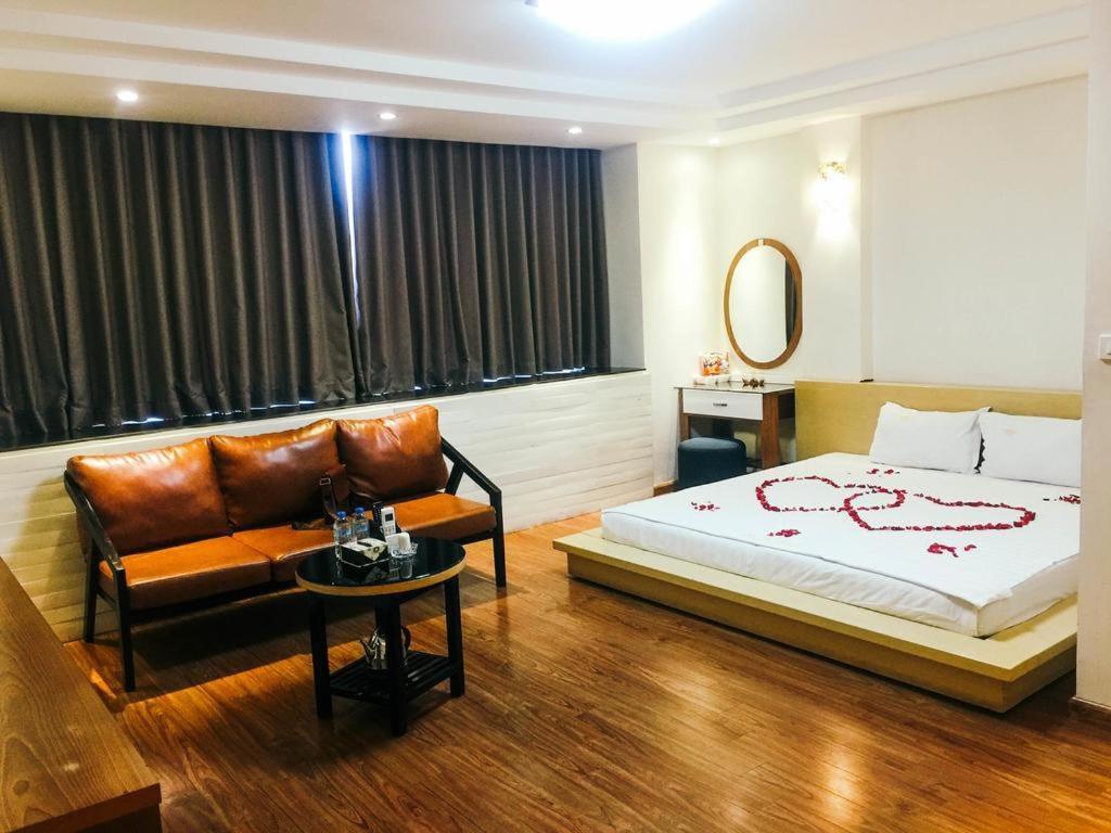 Hoàng Gia Hotel -150 Nghi Tàm HN - by BAY LUXURY