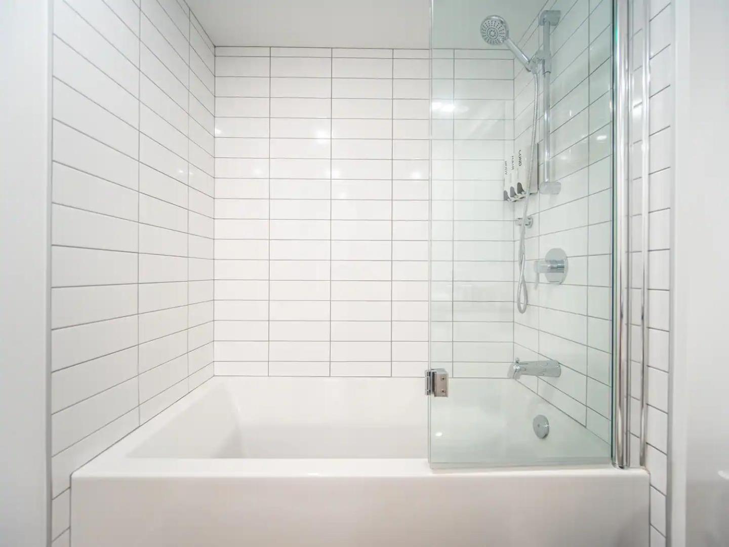 Rustic, Downtown Quebec, Rooftop pool, 2 bedrooms AND 2 bathrooms -up to 6 guests