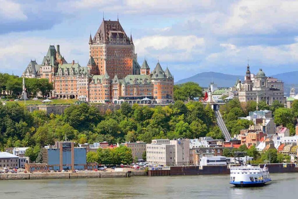 Rustic, Downtown Quebec, Rooftop pool, 2 bedrooms AND 2 bathrooms -up to 6 guests