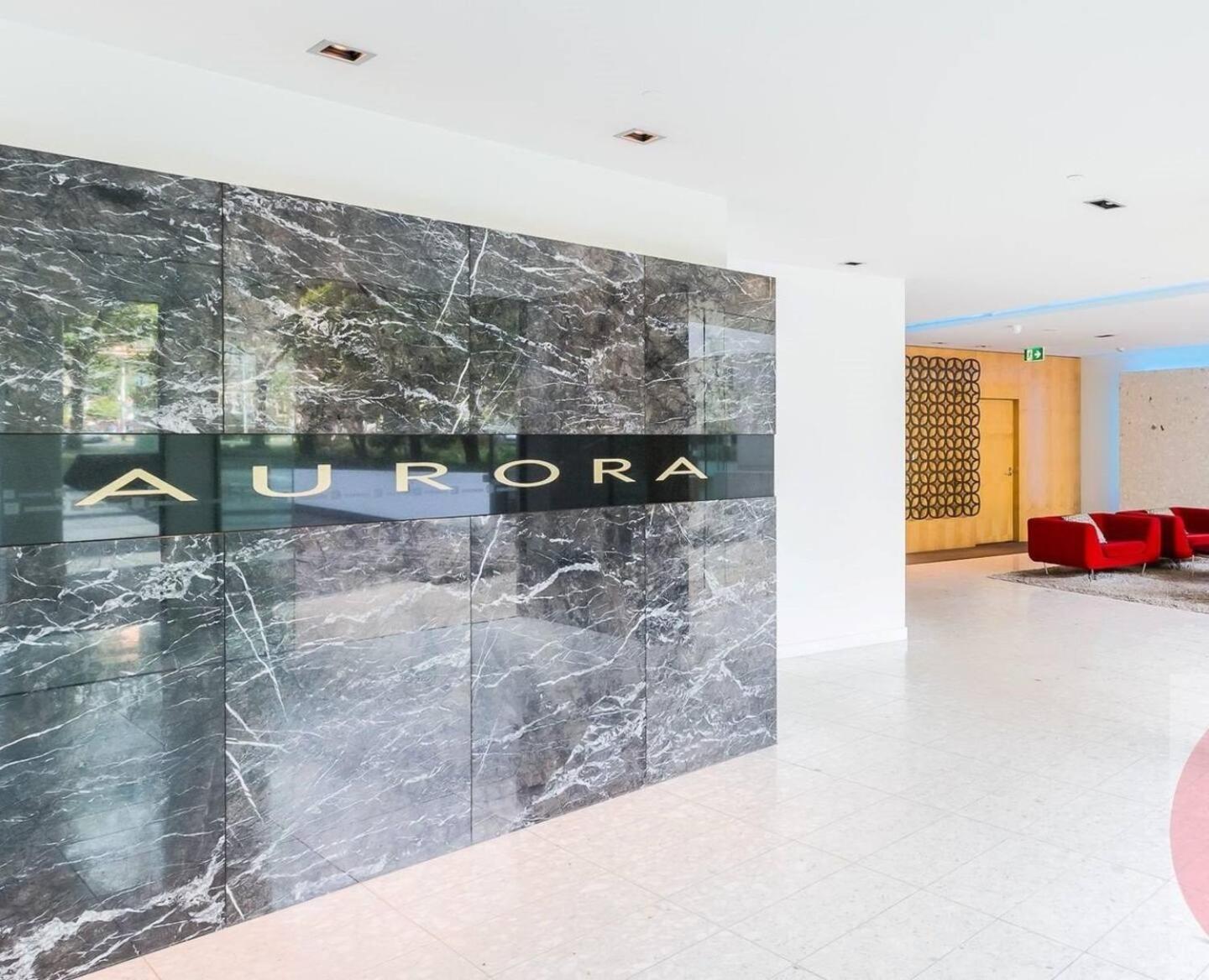 Opulent & Spacious Condo Overlooking Albert Park