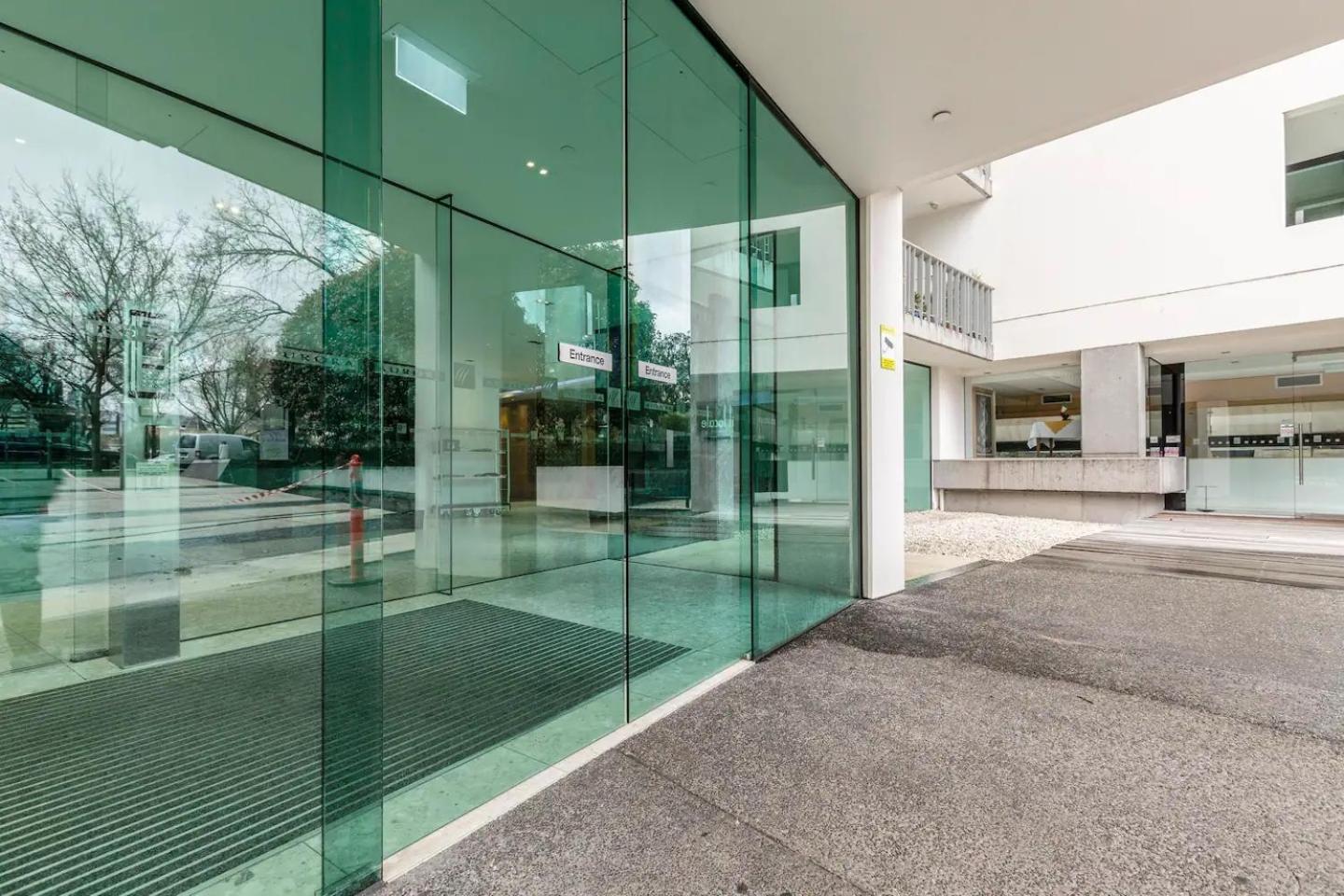 Opulent & Spacious Condo Overlooking Albert Park