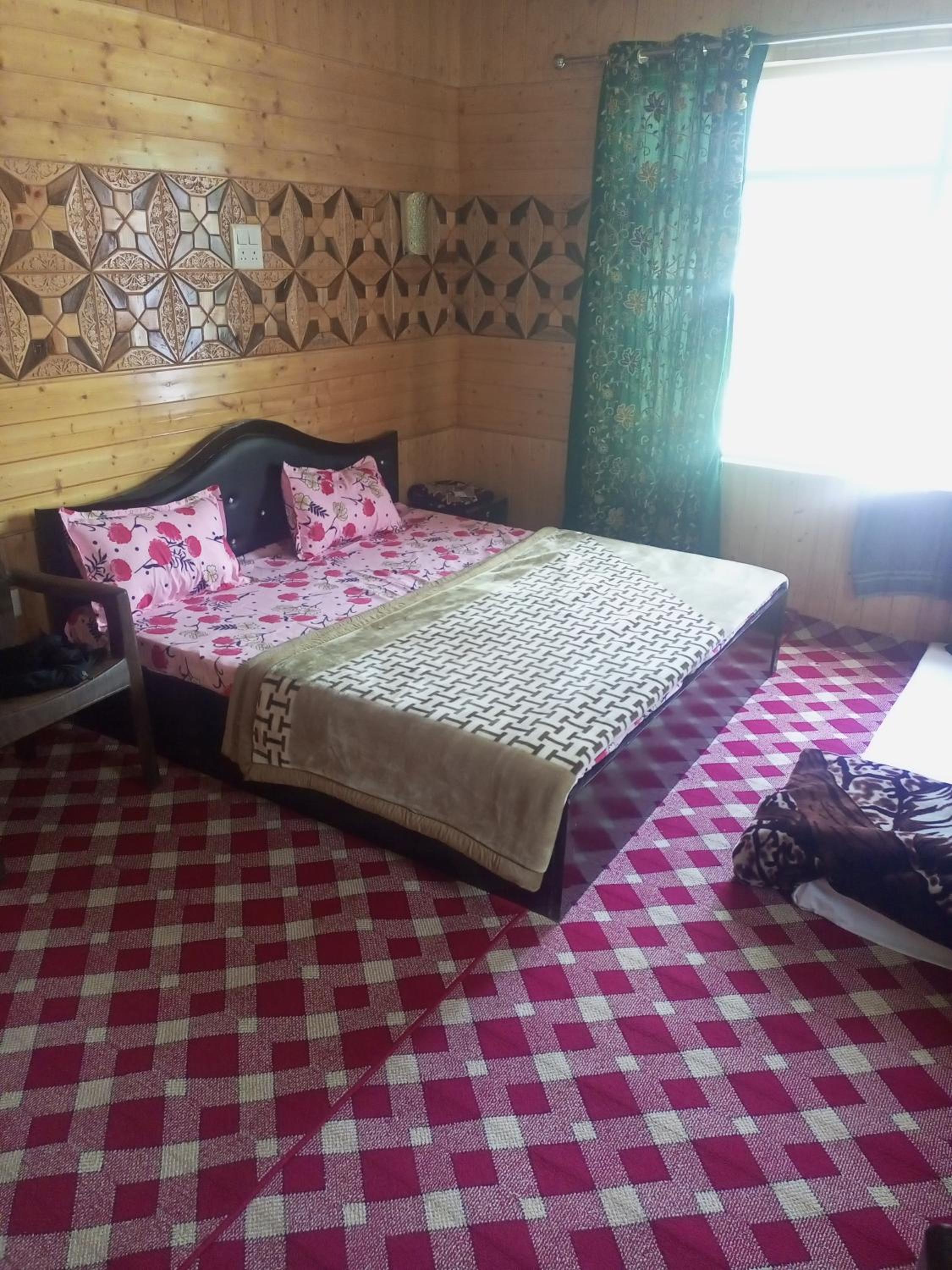 Sunrise Hotel and Restaurant Mastan Gurez