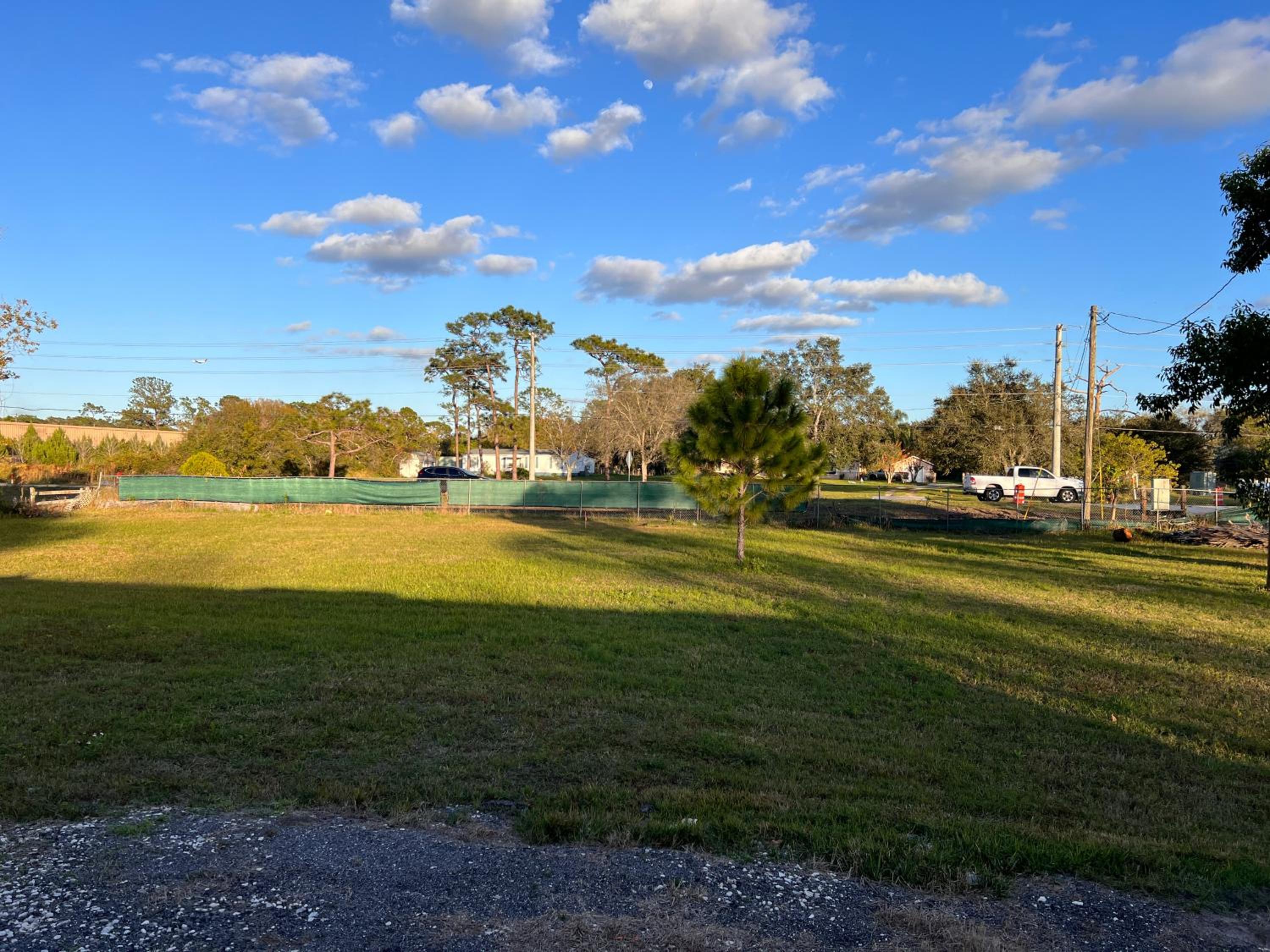 Mobile Home on huge parking space 10 mins from airport, 20 mins from Disney view 2