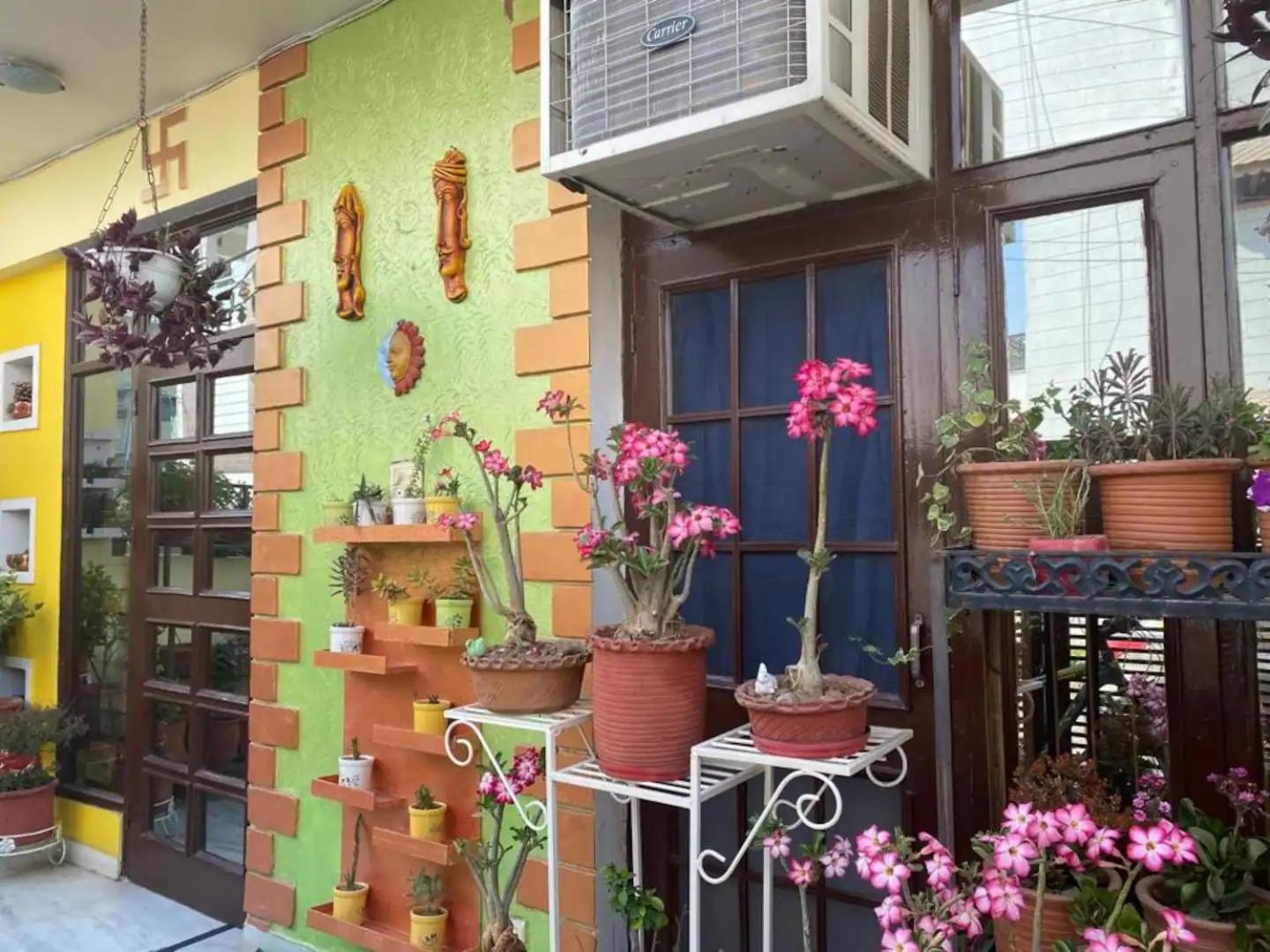 Independent Luxury 2BHK with Kitchen - Sector 44