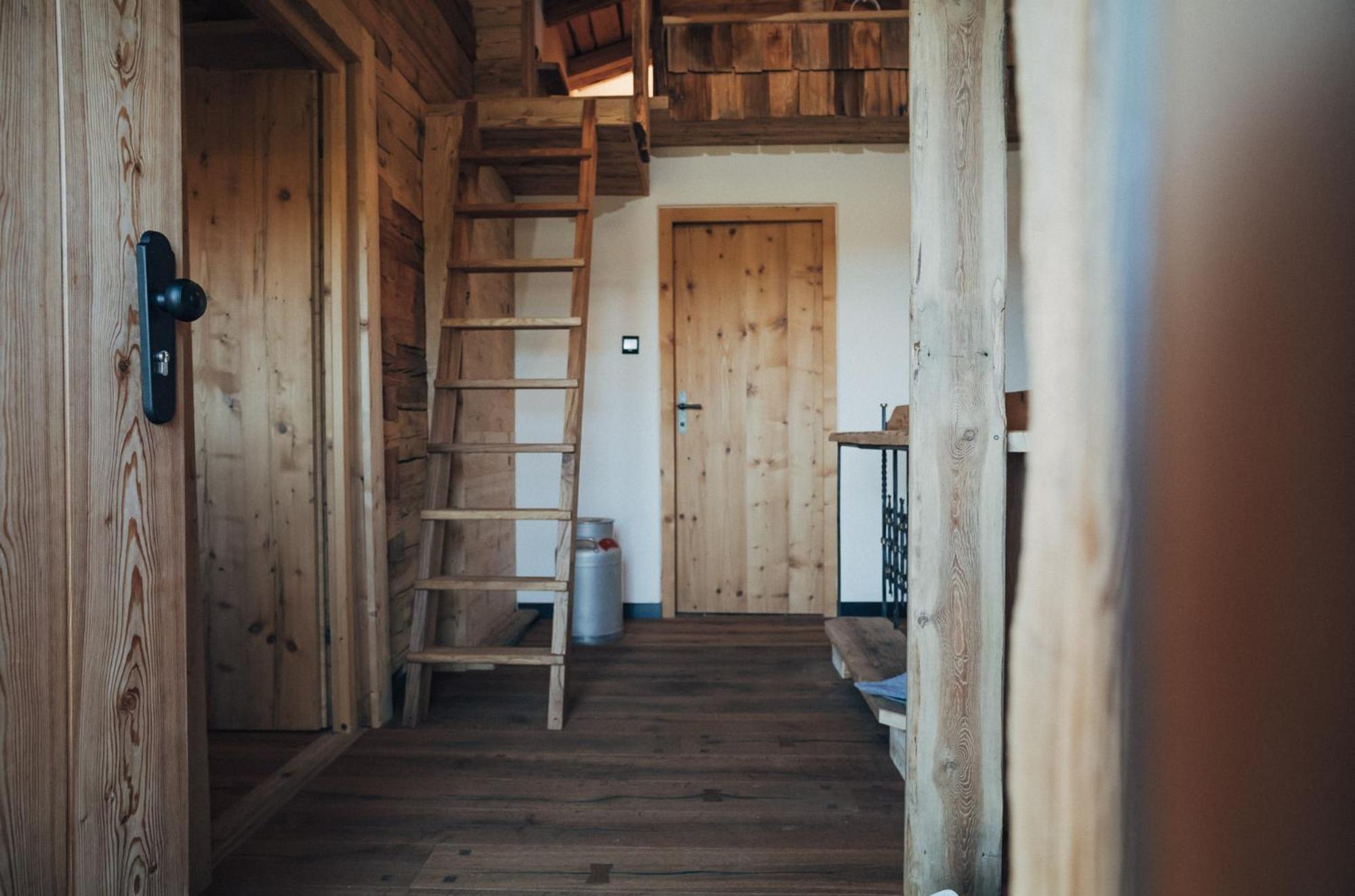 L.A. MOUNTAIN LODGE
