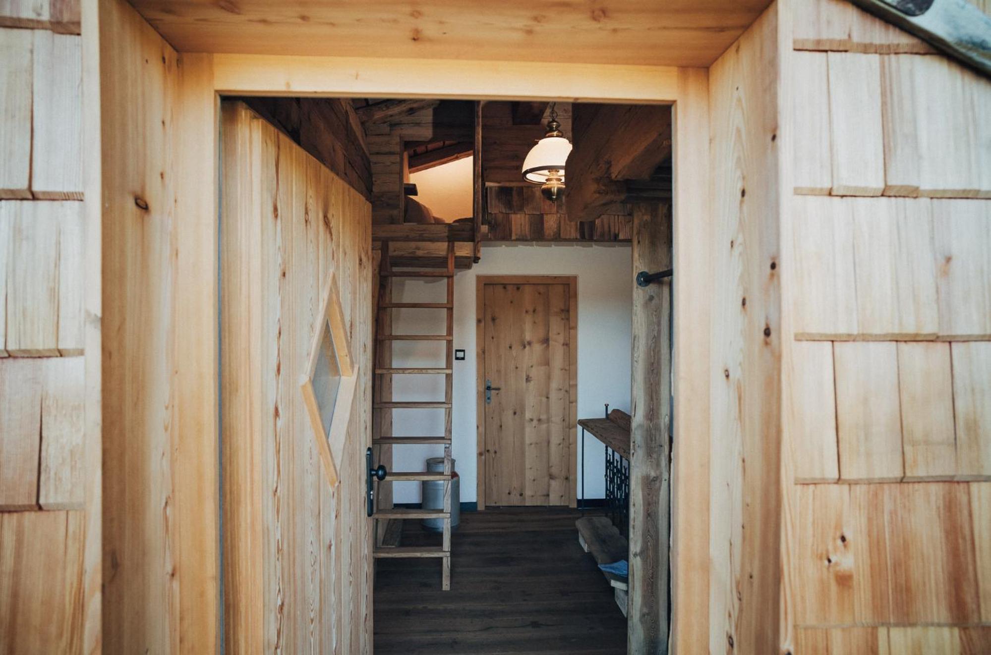 L.A. MOUNTAIN LODGE