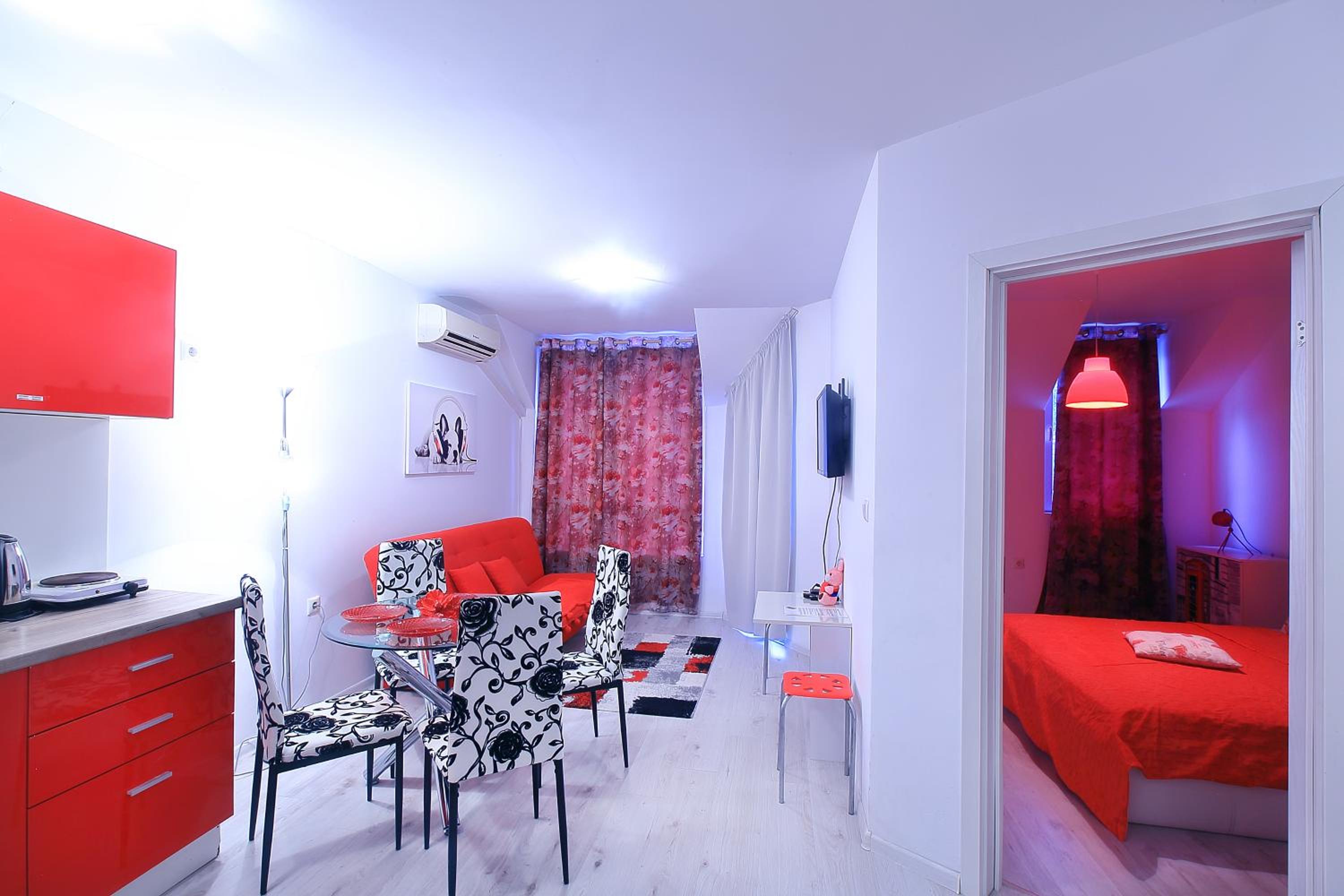 Private apartment with parking and pool