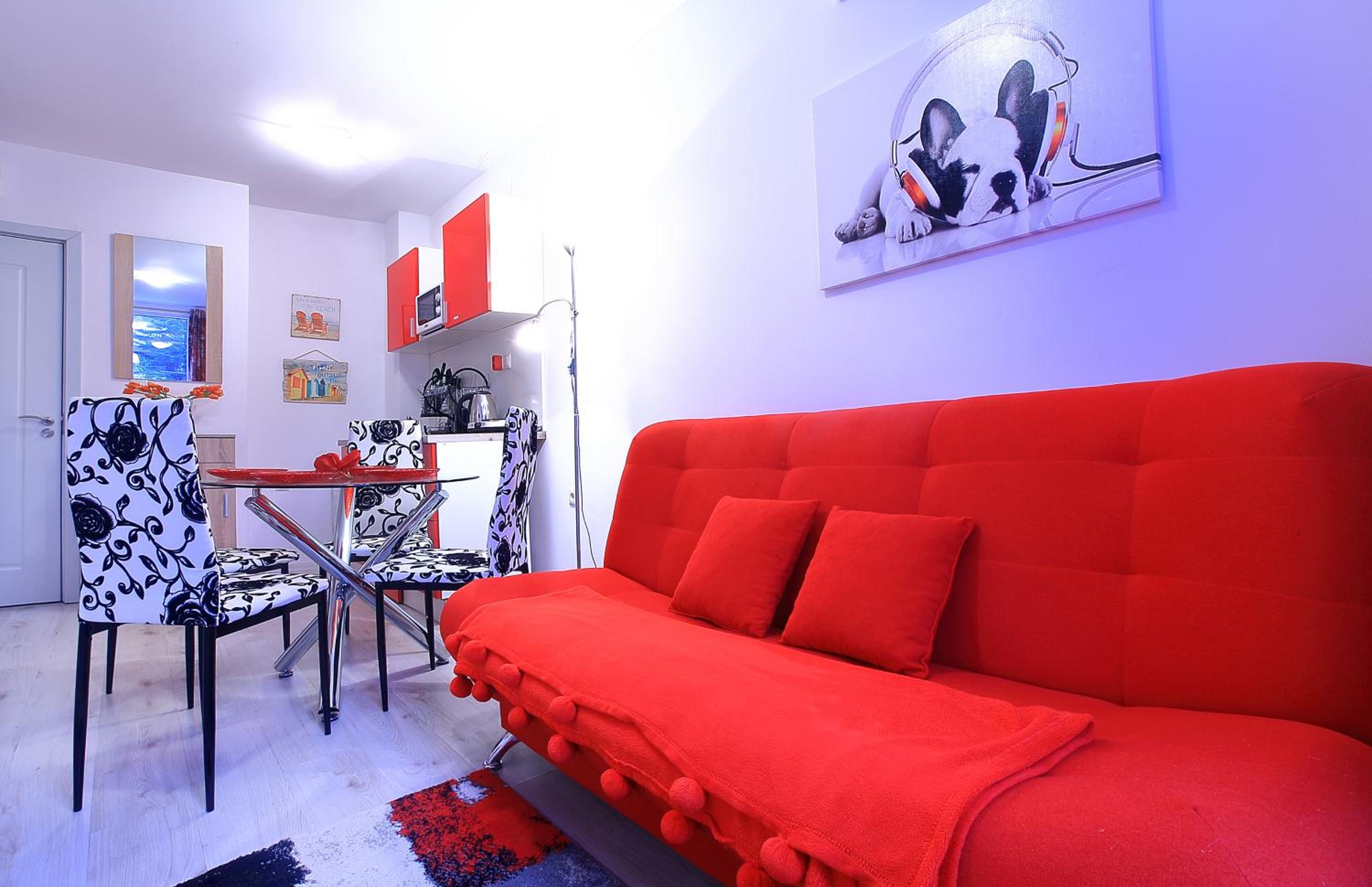 Private apartment with parking and pool