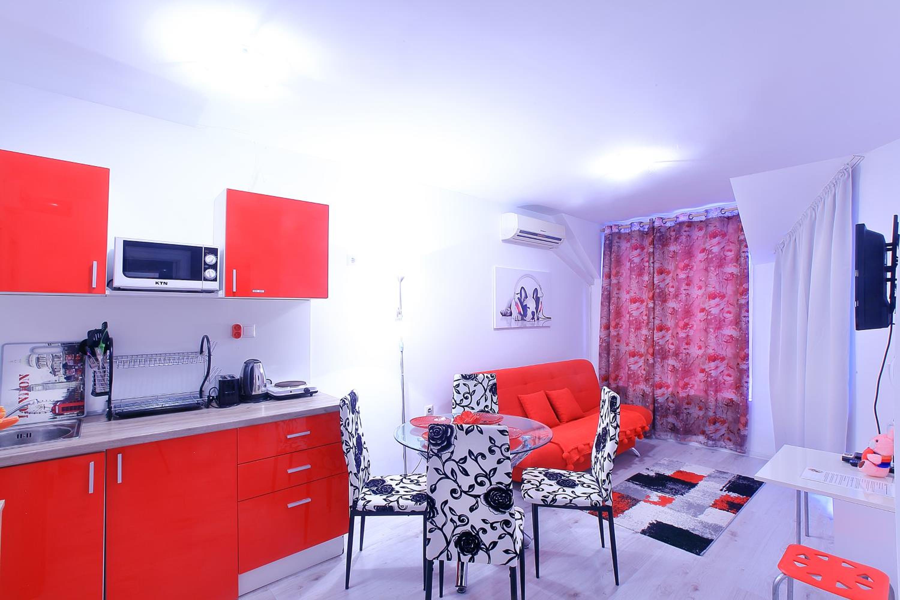 Private apartment with parking and pool