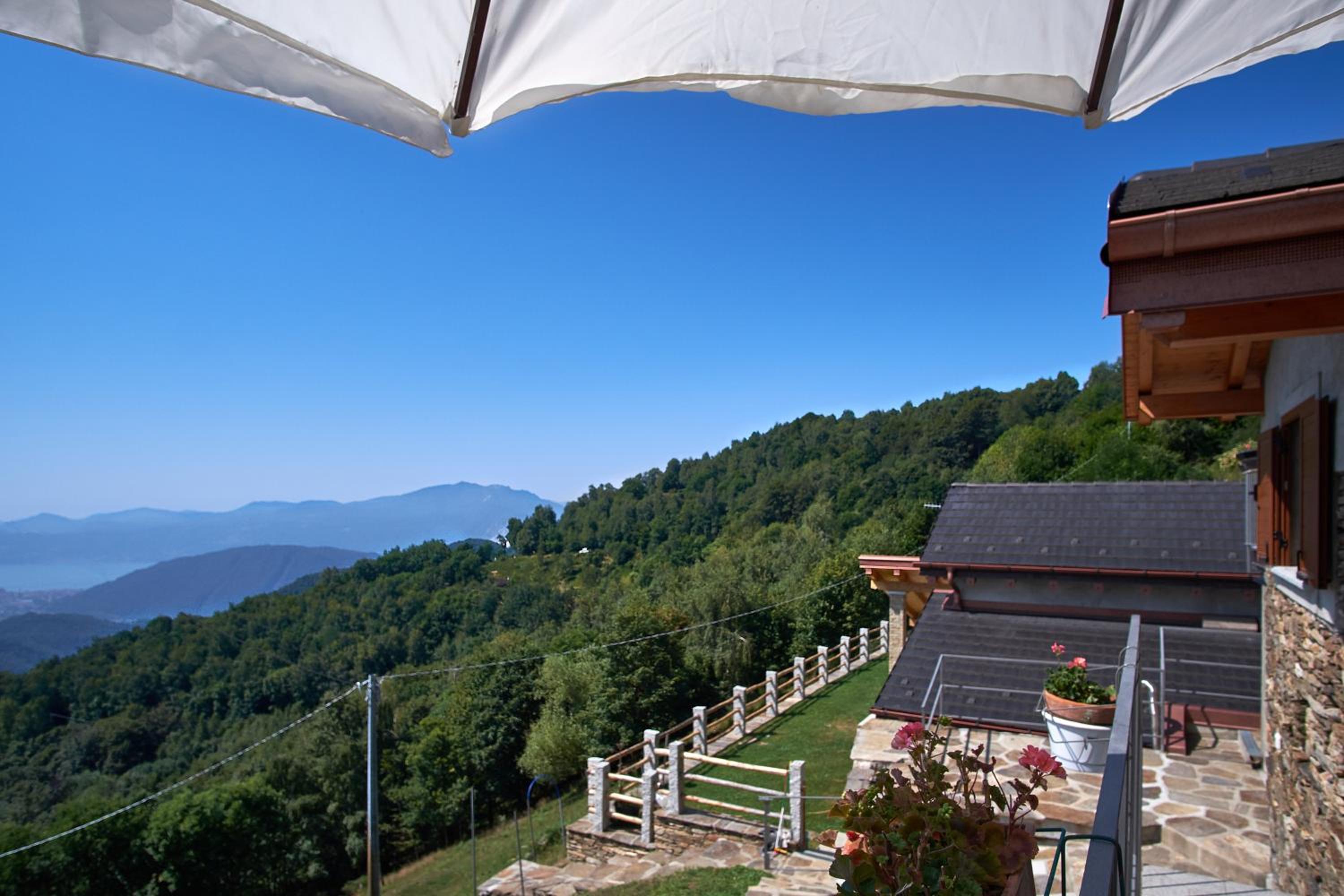 Baita Gabriele con Terrazzo e Vista Lago per 4 Persone view 2