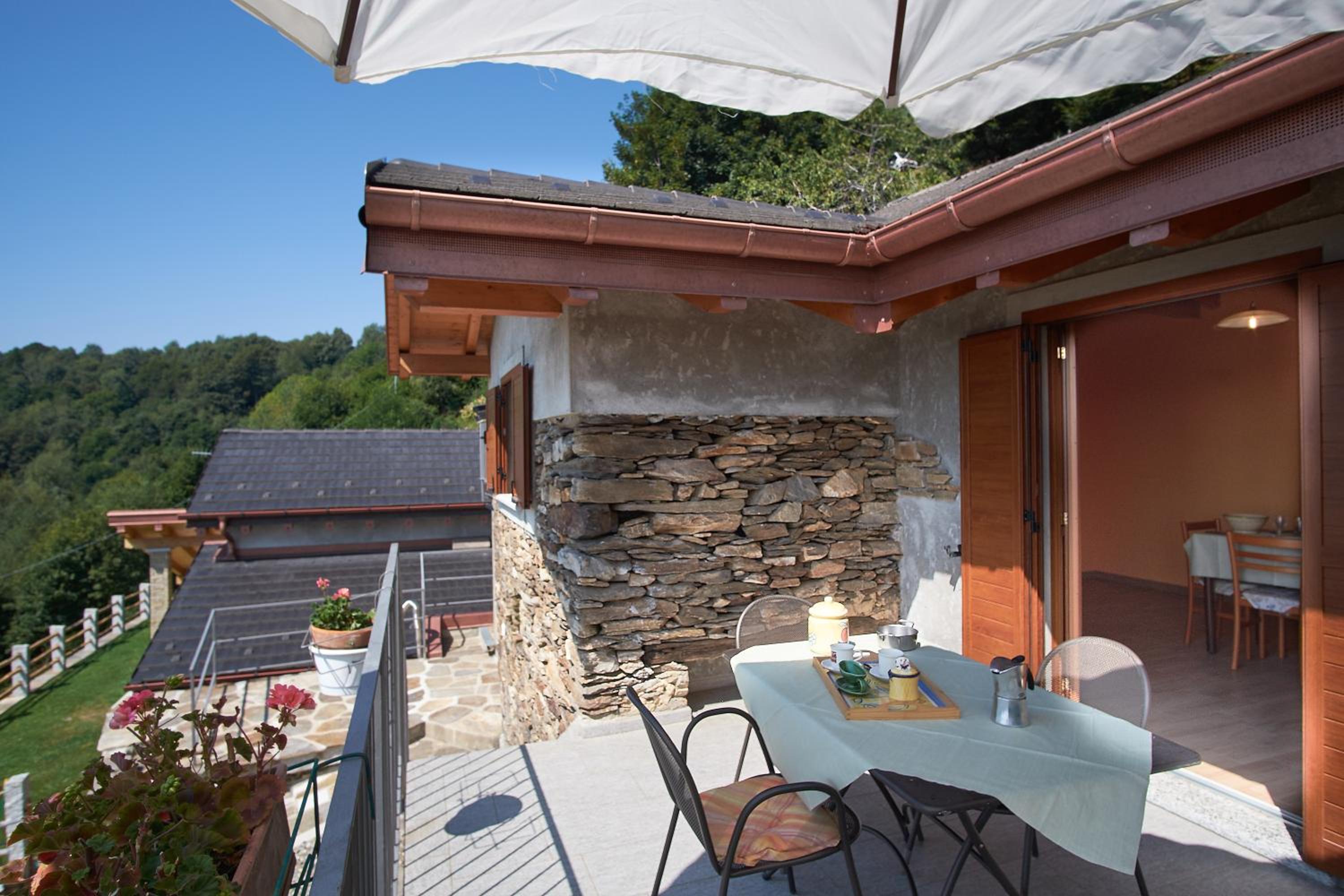 Baita Gabriele con Terrazzo e Vista Lago per 4 Persone view 3